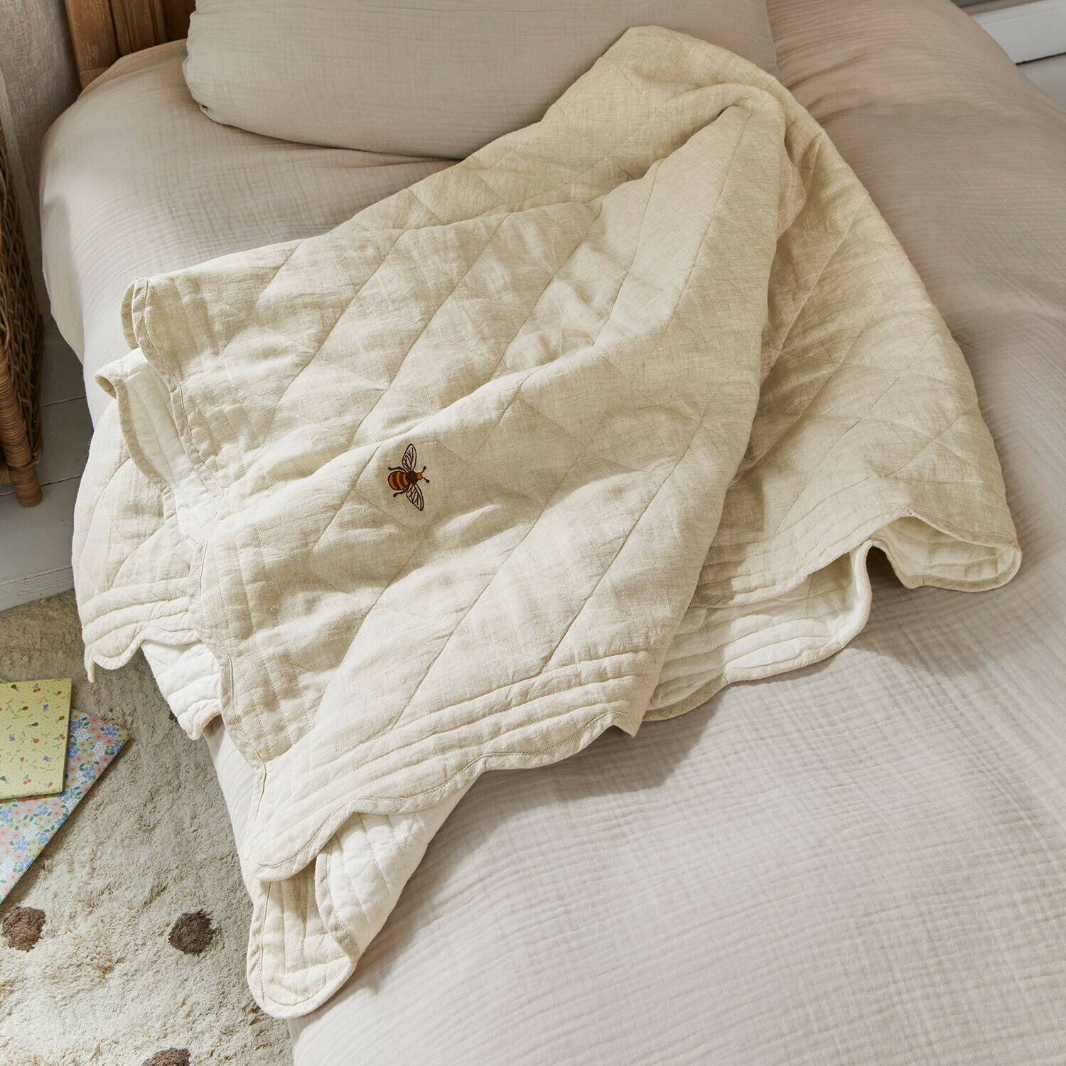 Courtepointe Fluttery Couette matelassée beige avec broderie d'abeille sur lit, tissu coton doux pour chambre à coucher