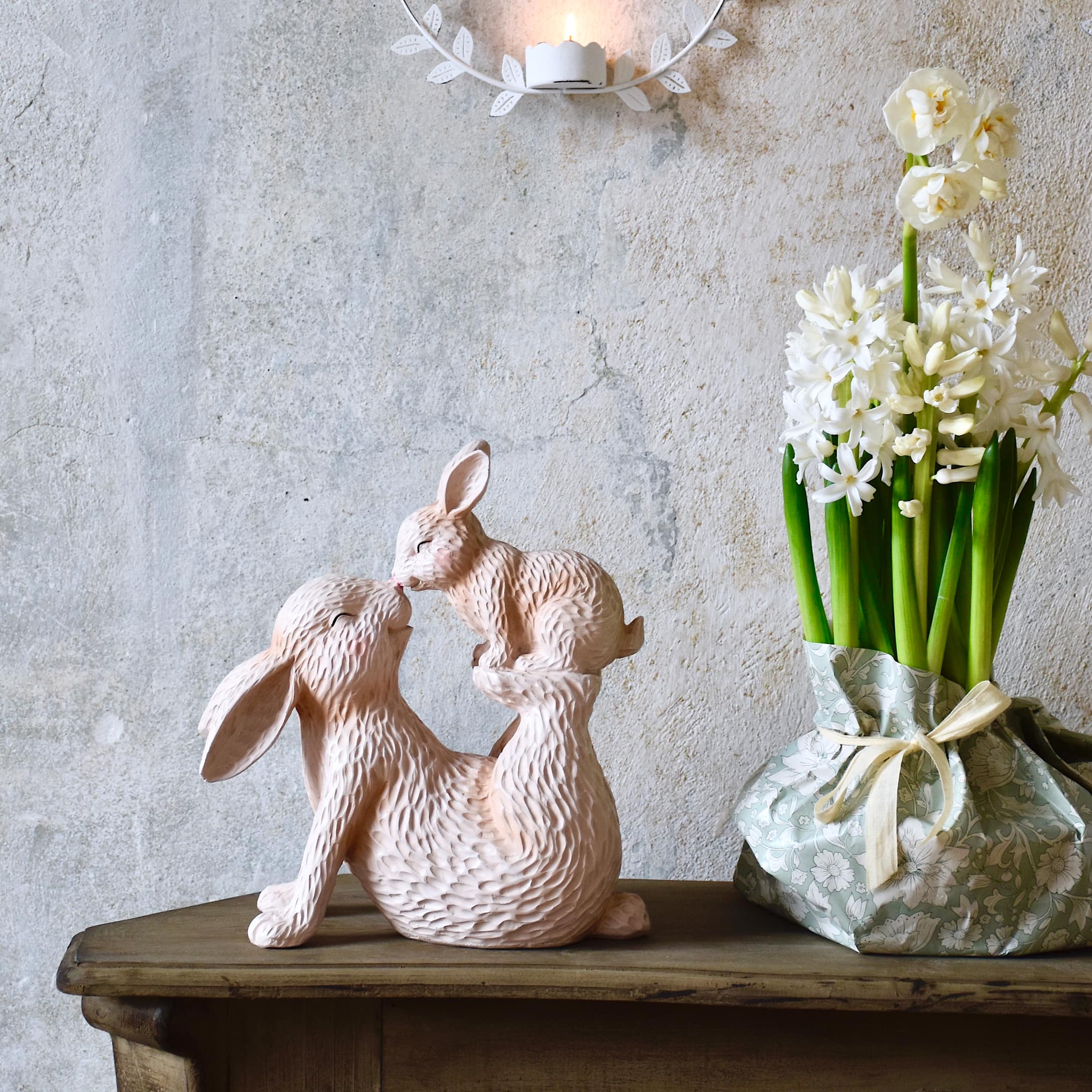 Décoration en céramique pastel de lapin avec un petit lapin sur une table en bois, décoration printanière