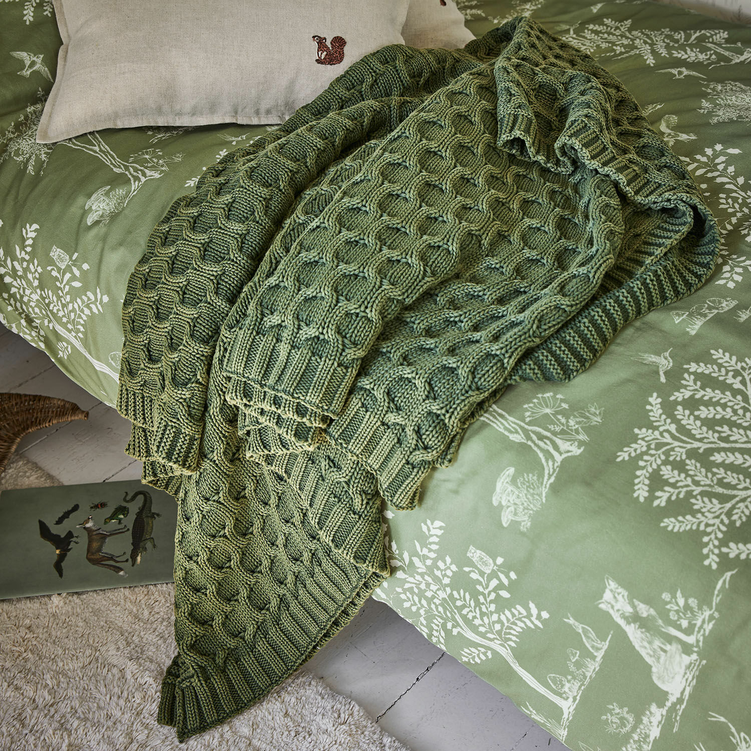 Plaid Sovilex Groen, grof gebreid deken op bed met groene natuurmotief hoes, decoratief en warm