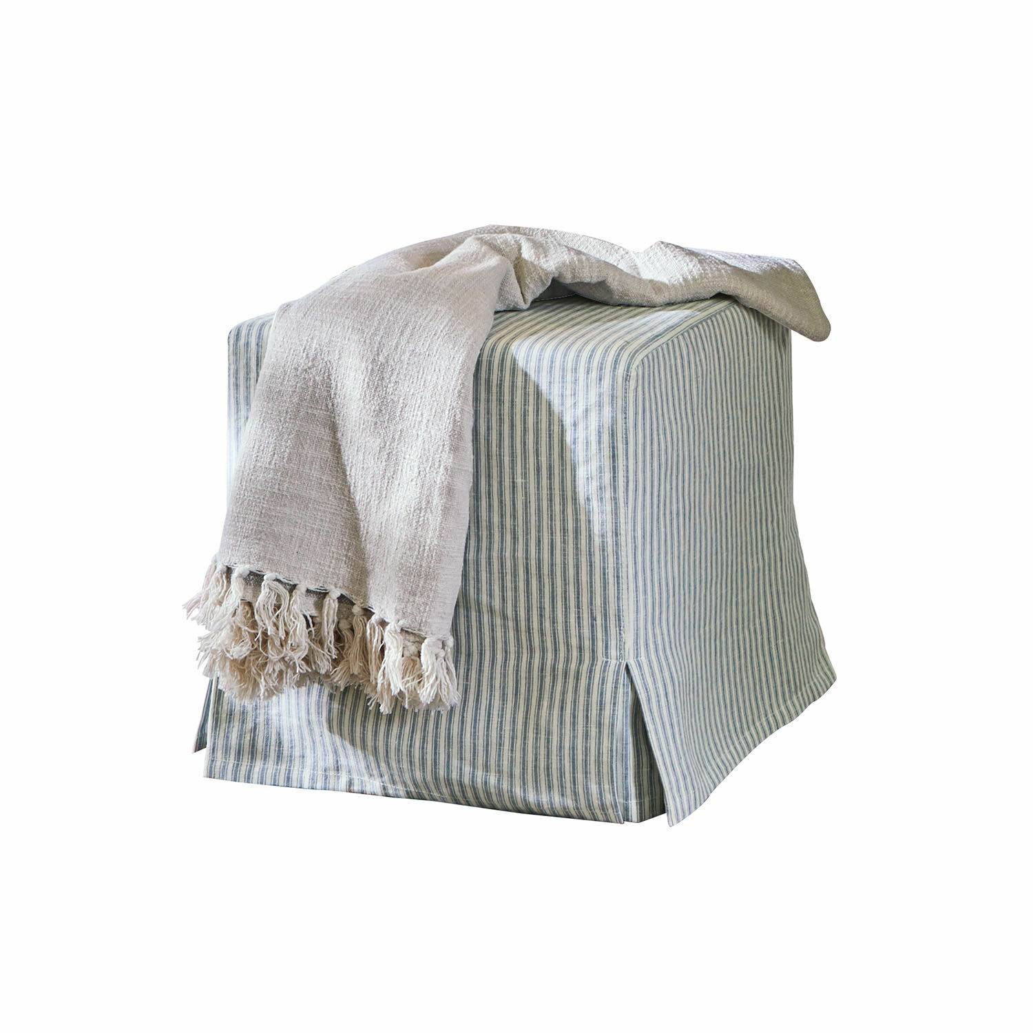 Pouf Ulysette Pouf carré rayé en coton avec plaid beige à franges posé dessus, meuble d'intérieur confortable