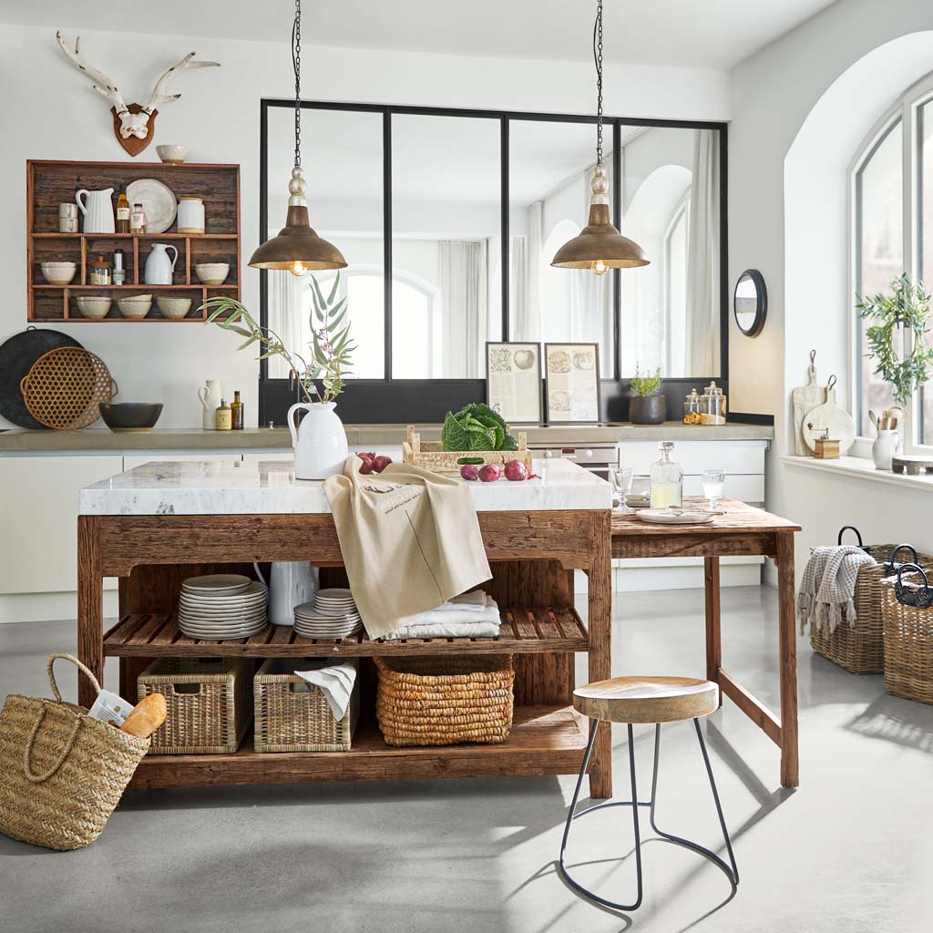 Cuisine rustique avec îlot en bois et plan de travail en marbre, paniers naturels et décorations
