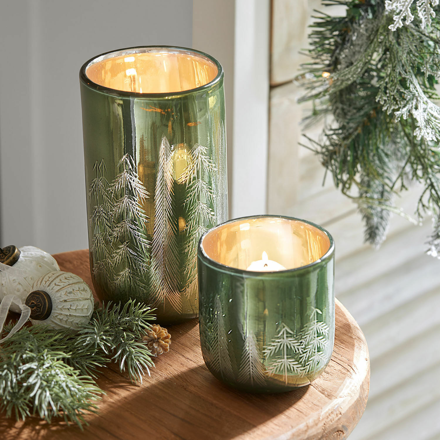 Lot de 2 photophores Harifaz Photophores verts en verre avec motif d'arbres, décoration de Noël sur table en bois avec branches de sapin