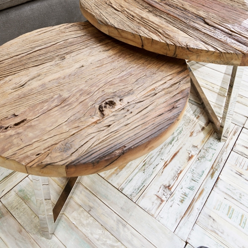 Deux tables rondes en bois naturel avec pieds en métal sur un sol clair, mobilier de salon moderne