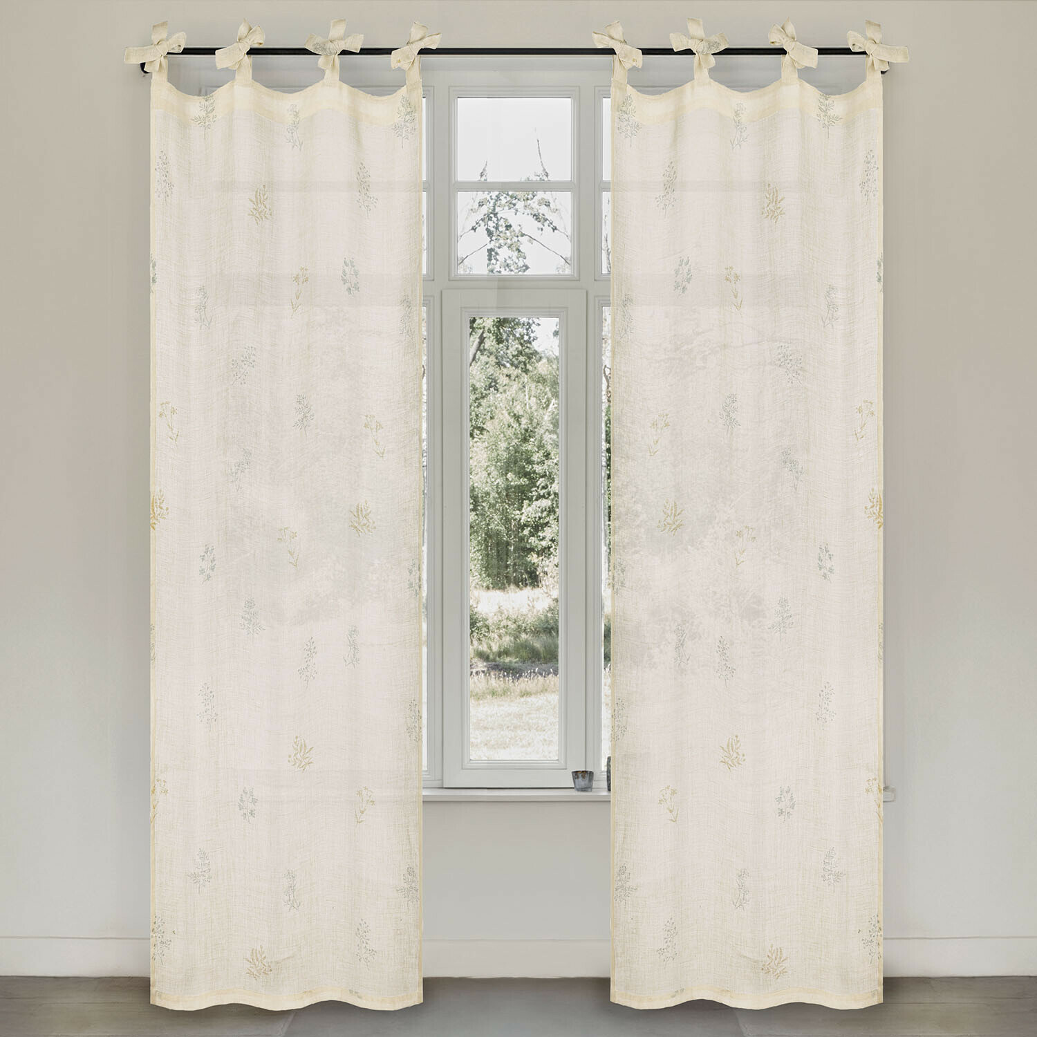 Gordijn Hazelwick Beige gordijnen van lichte stof met subtiel bloemmotief, decoratieve raamdecoratie
