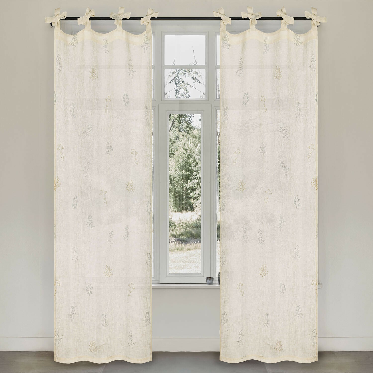 Gordijn Hazelwick Beige gordijnen van lichte stof met subtiel bloemmotief, decoratieve raamdecoratie