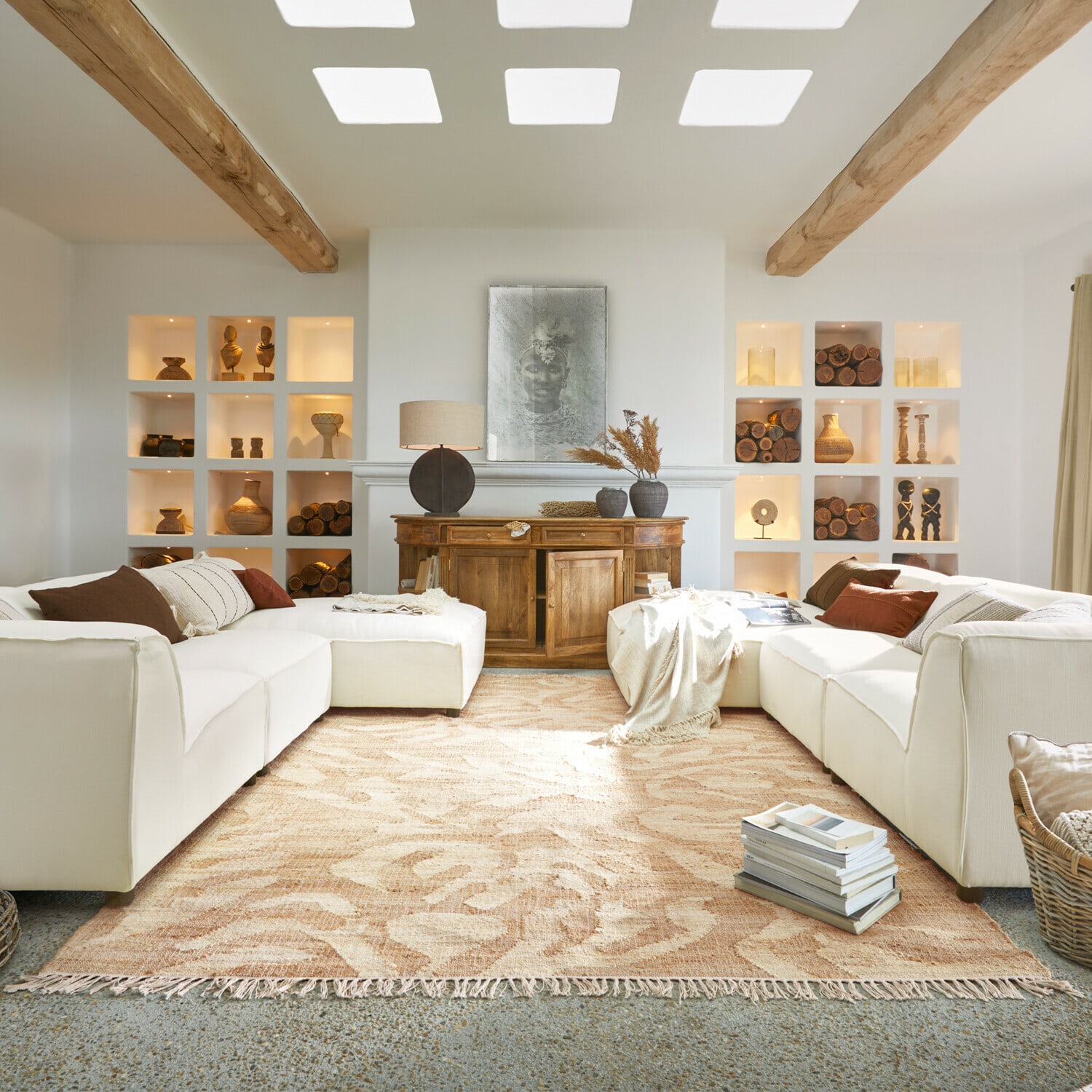Vloerkleed Marsetta Gezellige woonkamer met witte bank, houten dressoir en houten decoraties op beige vloerkleed