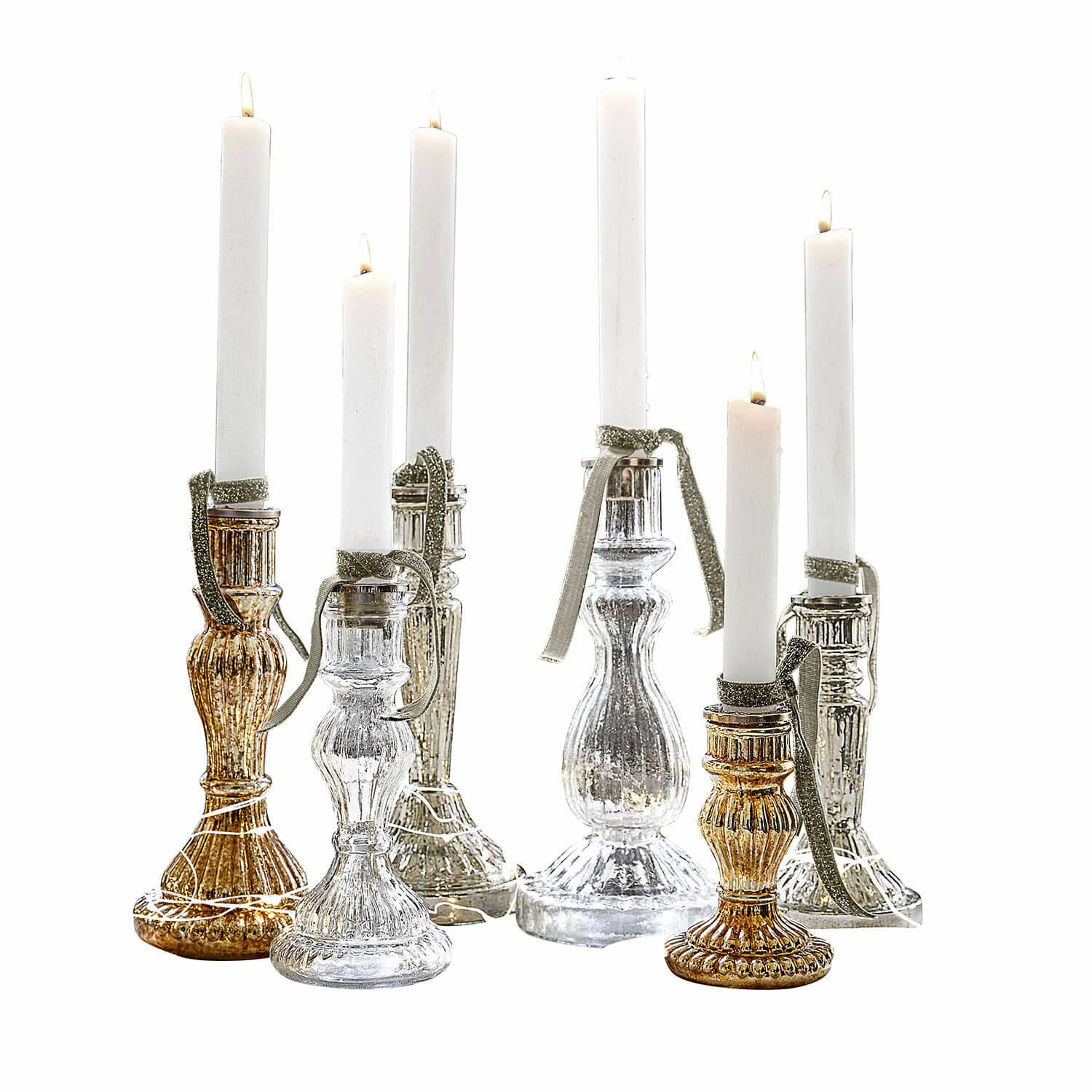 Kandelaar set van 6 Quirène Set van zes glazen kandelaren in goud- en zilverkleur met witte kaarsen en decoratieve linten