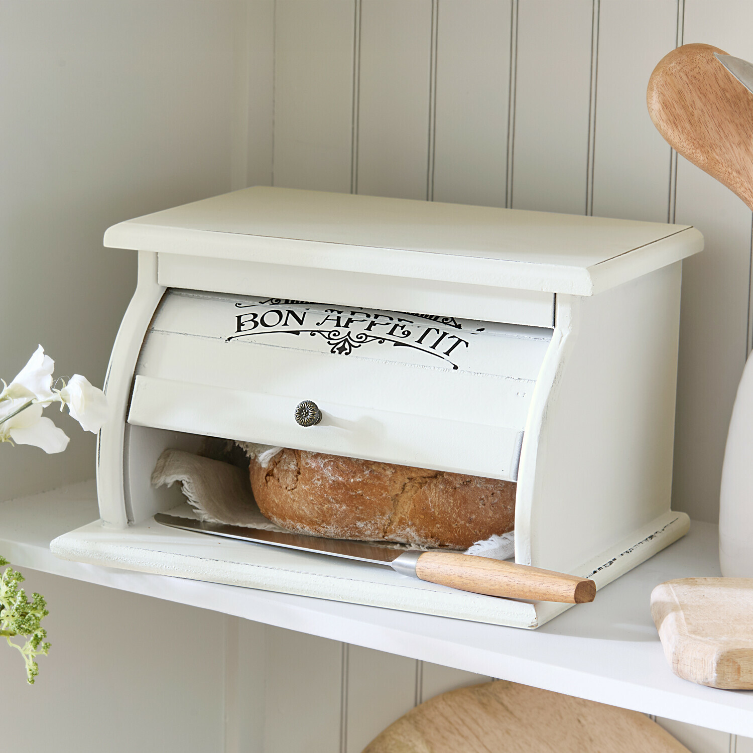 Broodtrommel Bon Appetit Witte houten broodtrommel met tekst Bon Appétit en broodmes op keukenplank