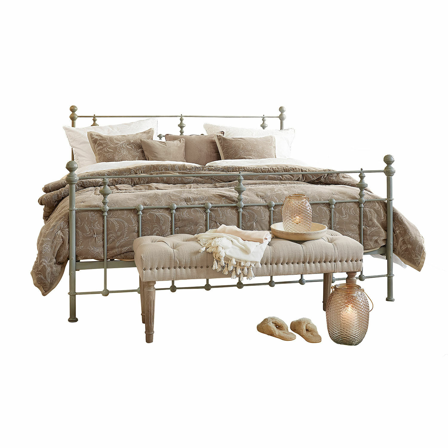 Lit Beauvierre Lit en métal avec literie beige et banc capitonné, décorations chaleureuses et chaussons confortables