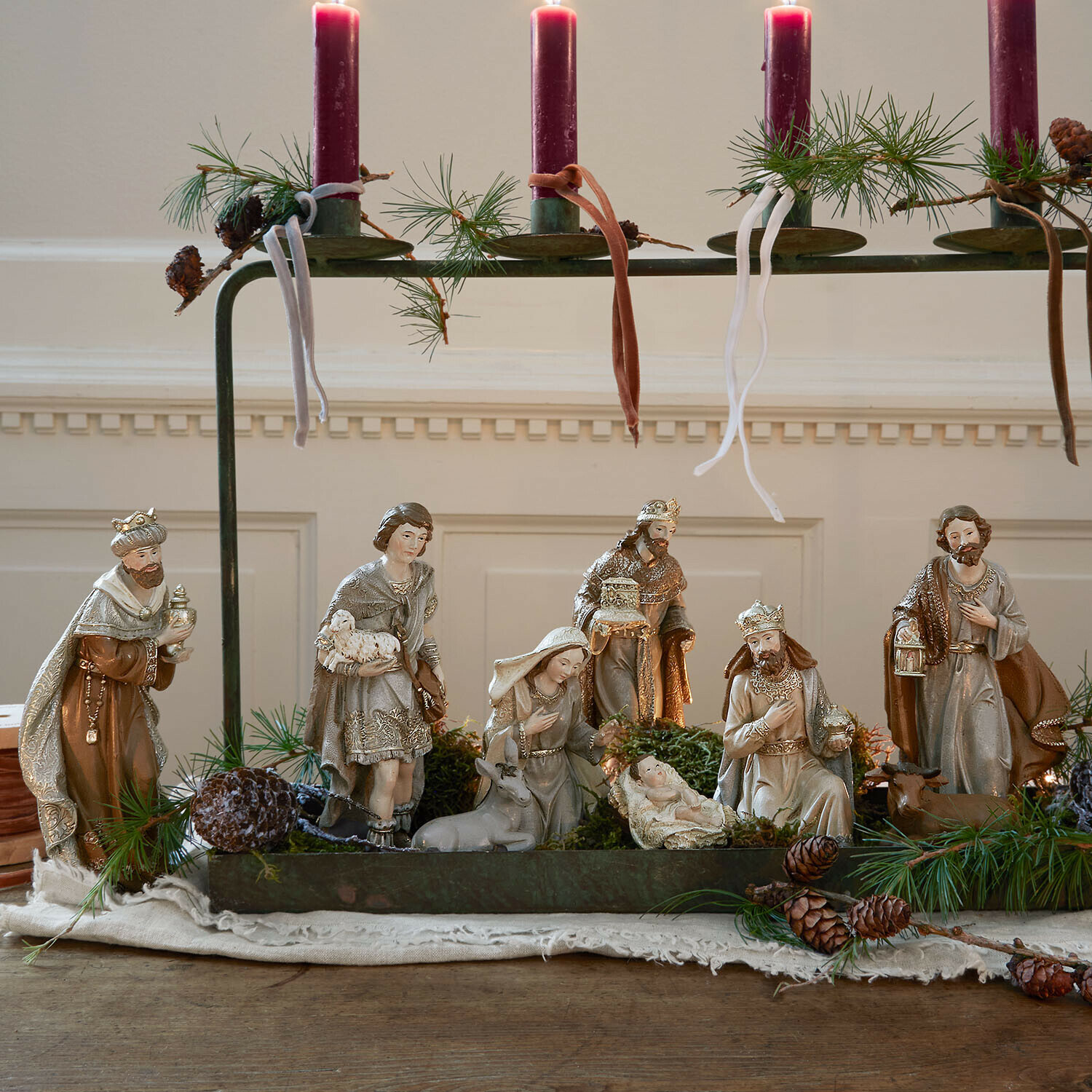 Kerststalfiguurtje set van 9 Caprinas Kerststalfiguren in natuurlijke kleuren met rode kaarsen en groene takken als kerstdecoratie