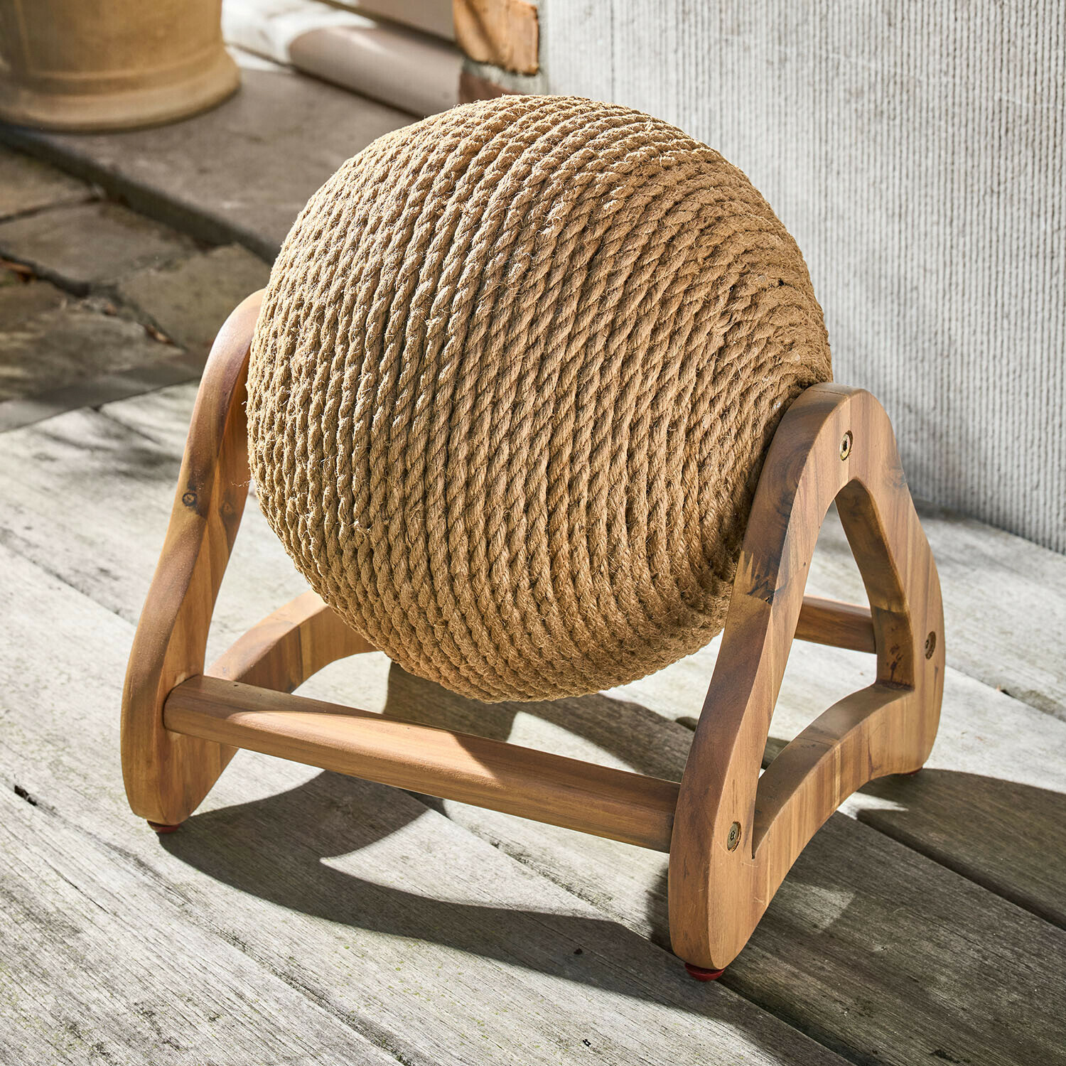 Ronde krabpaal voor katten van natuurlijk touw met licht houten frame voor binnengebruik