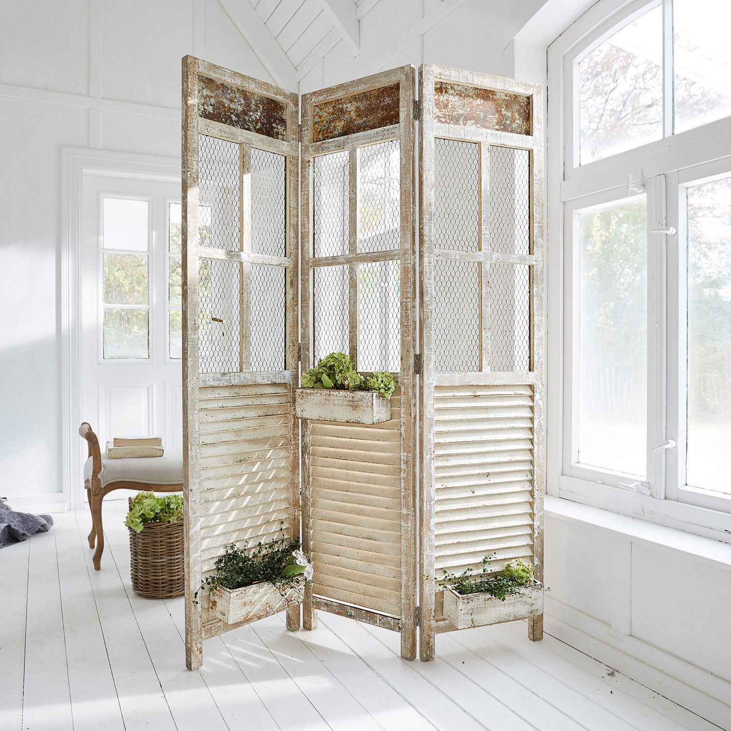 Paravent Cerveris Paravent en bois blanc vieilli à trois panneaux avec grillage métallique et jardinières intégrées