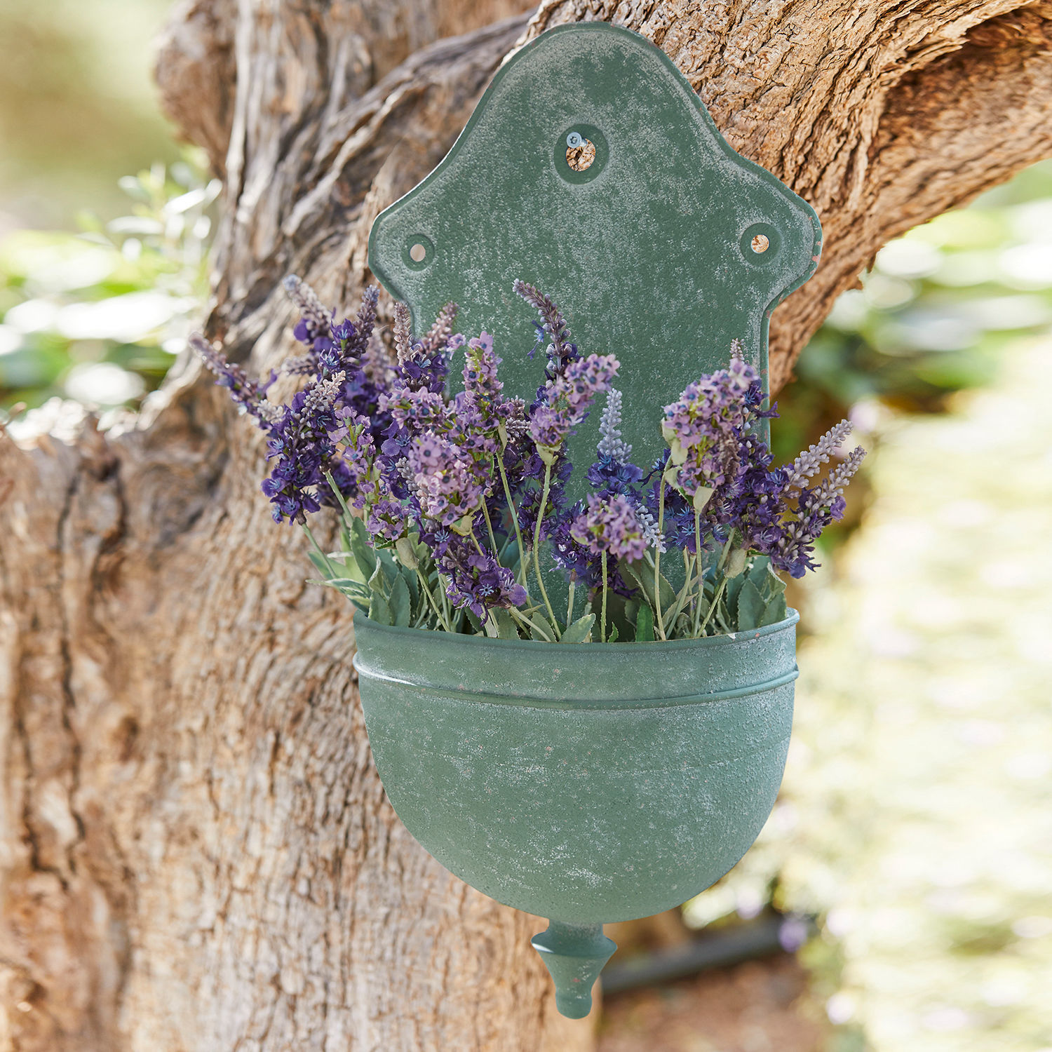 Plantenbak Sedan Groene metalen wandbloempot met paarse lavendelbloemen voor tuindecoratie