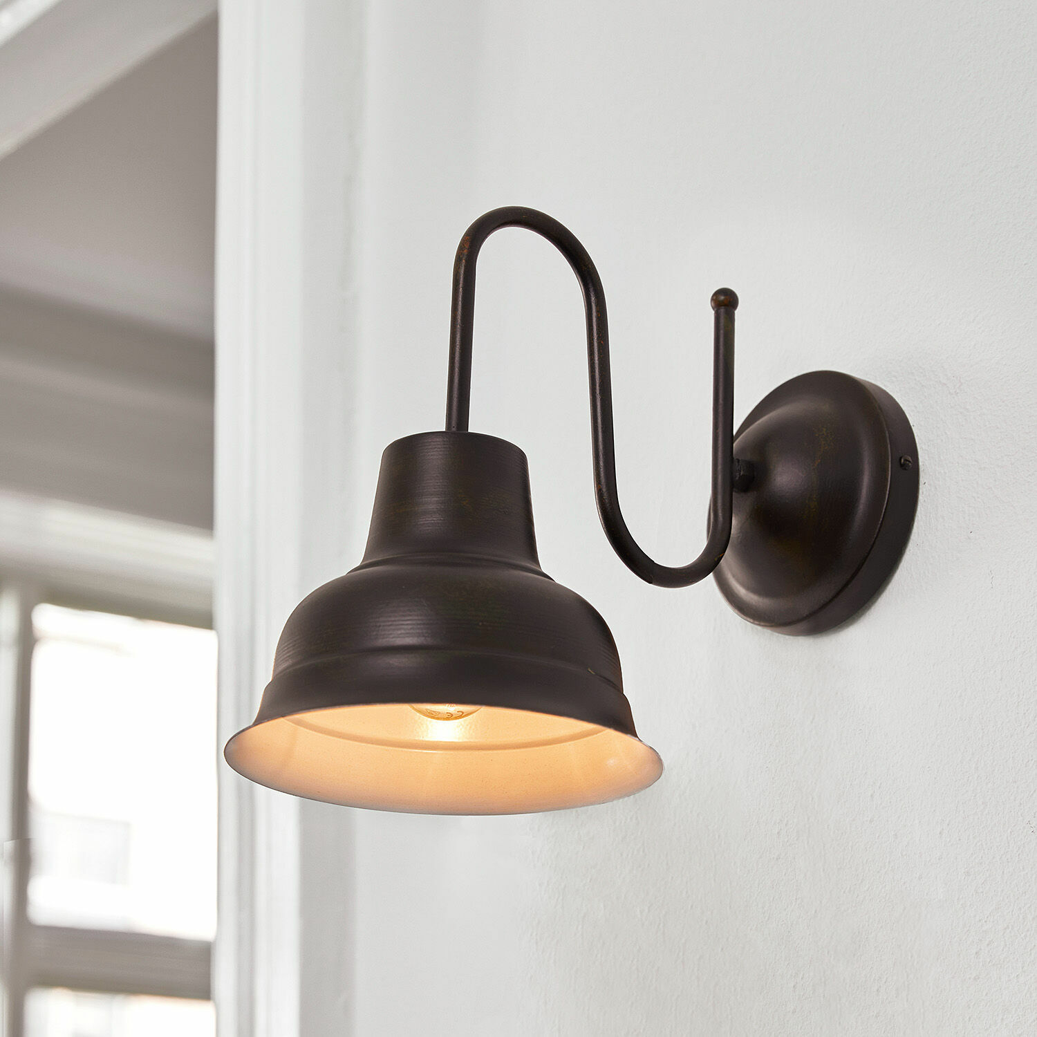 Applique Sidney Applique murale en métal noir avec lumière chaude, design industriel pour intérieur moderne