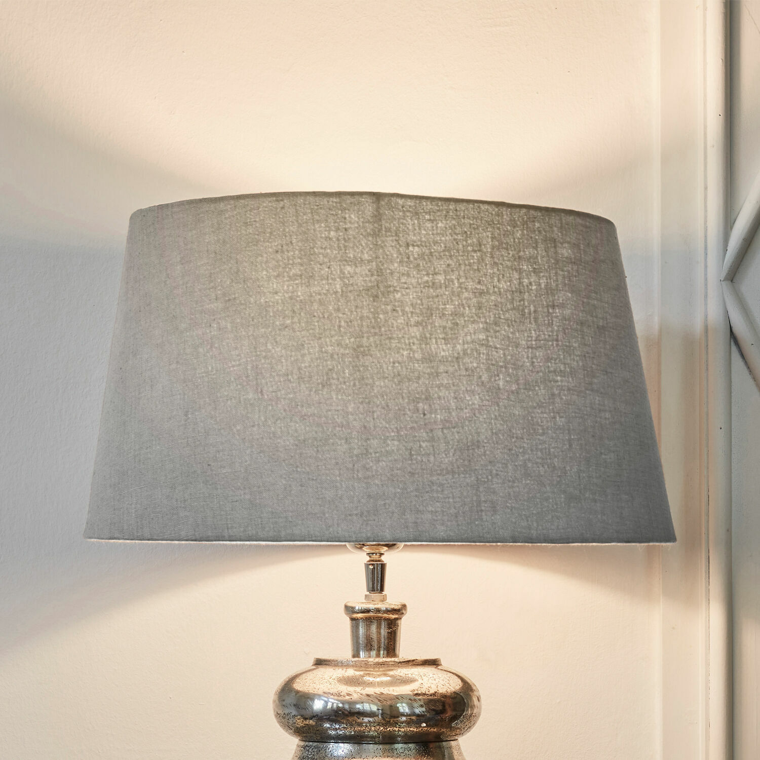 Abat-jour Boffas Lampe de table avec base en métal et abat-jour en lin gris pour décoration intérieure