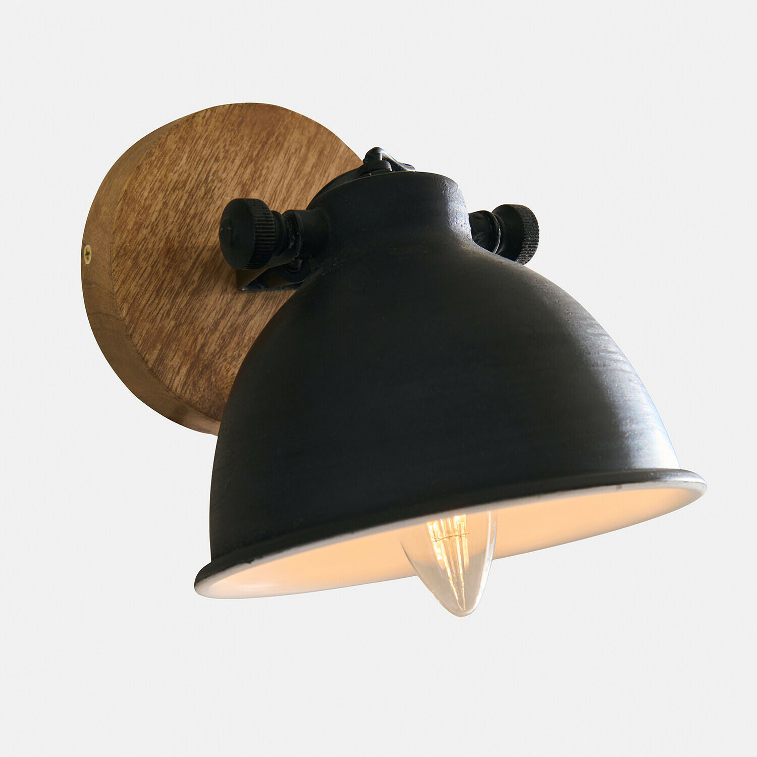 Wandlamp Ballée Zwarte metalen wandlamp met houten basis, industrieel design, binnenverlichting voor woonkamer