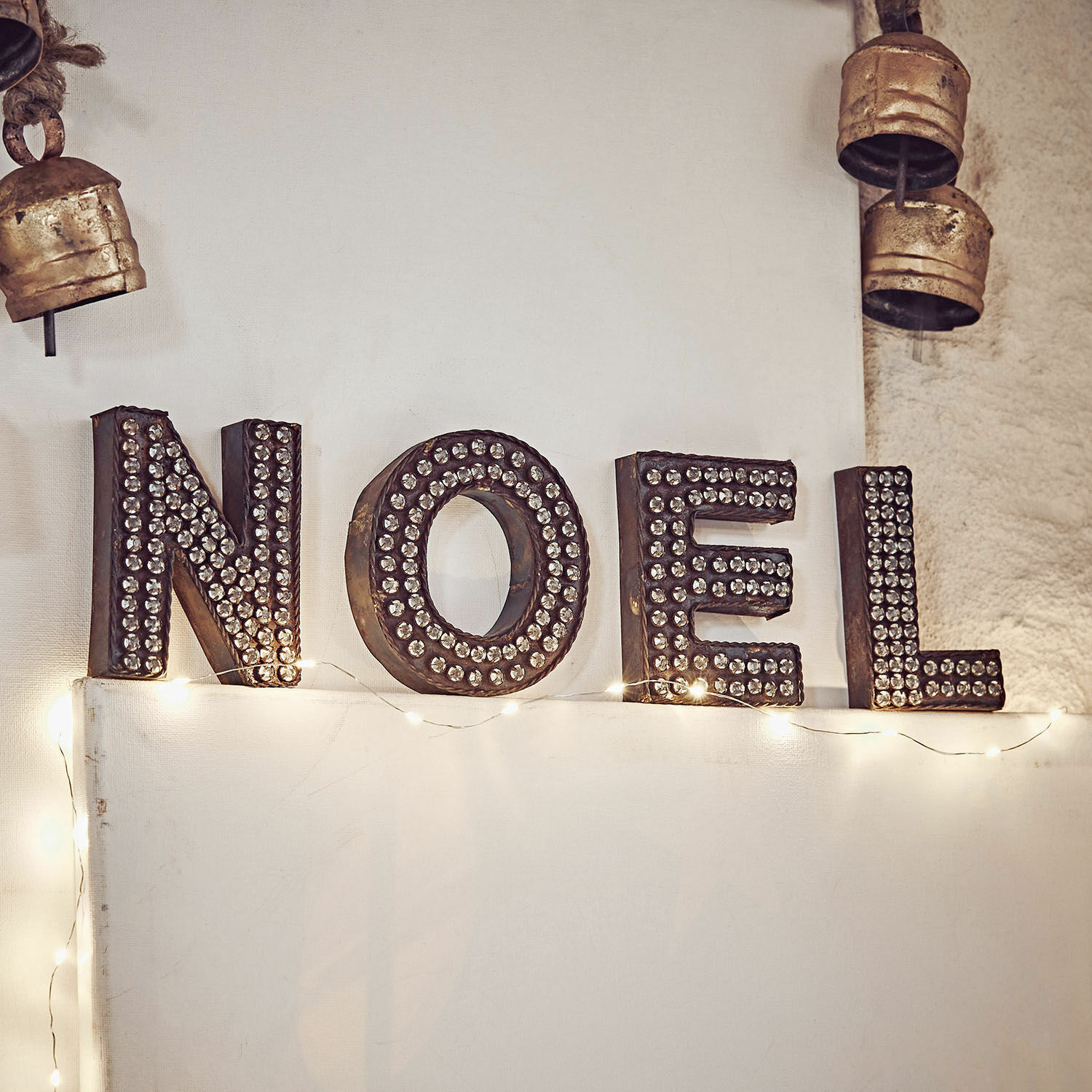Letters NOEL NOEL Decoratieve NOEL letters van donker metaal met kristalversiering en kerstverlichting
