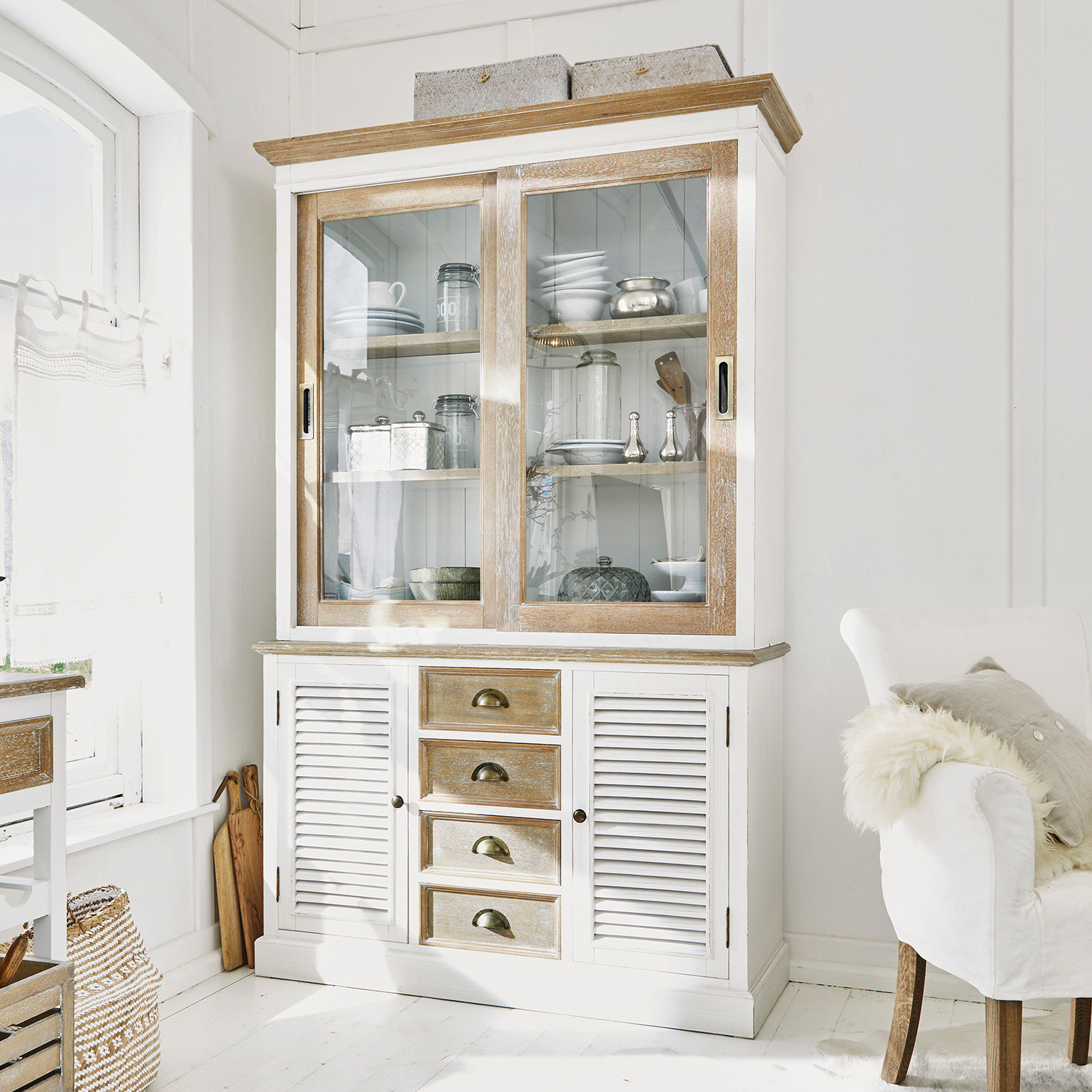 Kast Moosehide Witte houten vitrinekast met schuifbare glazen deuren en lades in rustieke stijl
