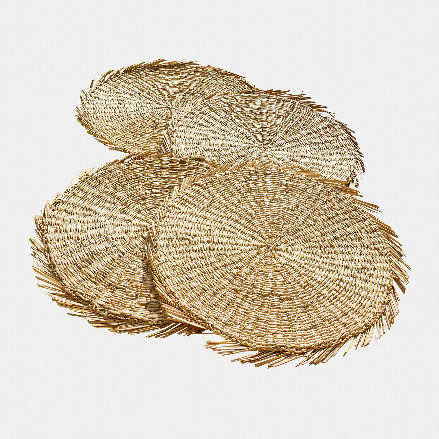 Lot de 4 sets de table Nuviras Ensemble de quatre sets de table ronds en paille naturelle de couleur beige clair