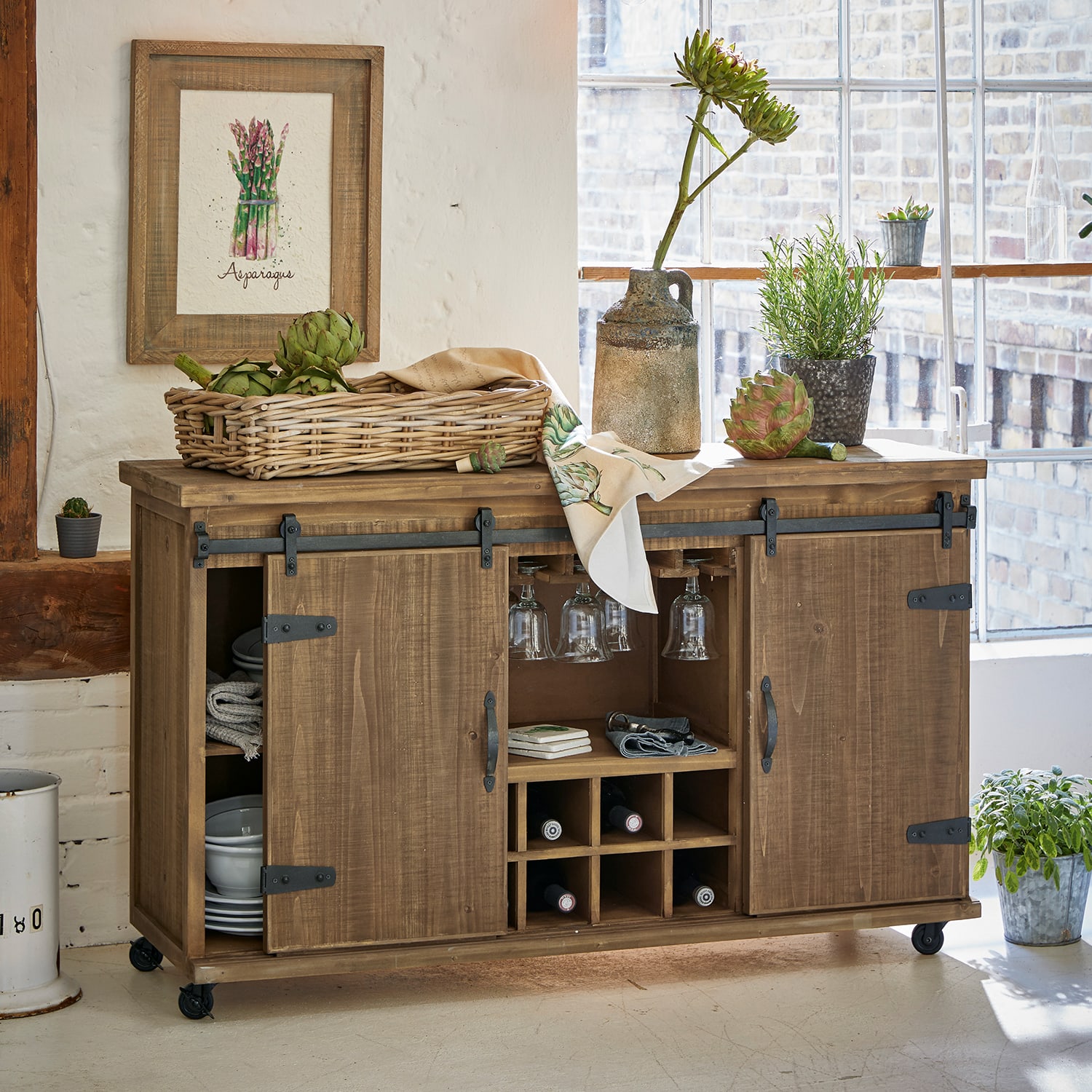 Houten dressoir op wielen met wijnrek en glazenhouder, versierd met planten en groentemand