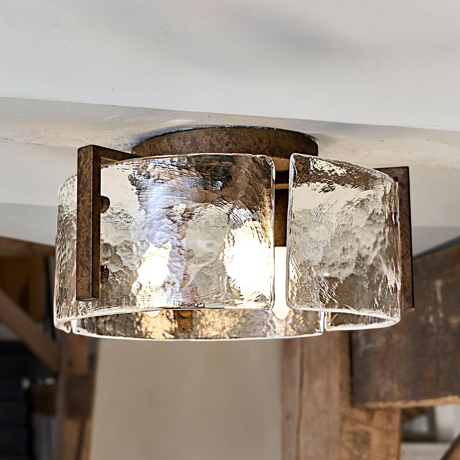 Plafondlamp van gestructureerd glas met roestkleurig metalen frame, rustieke stijl