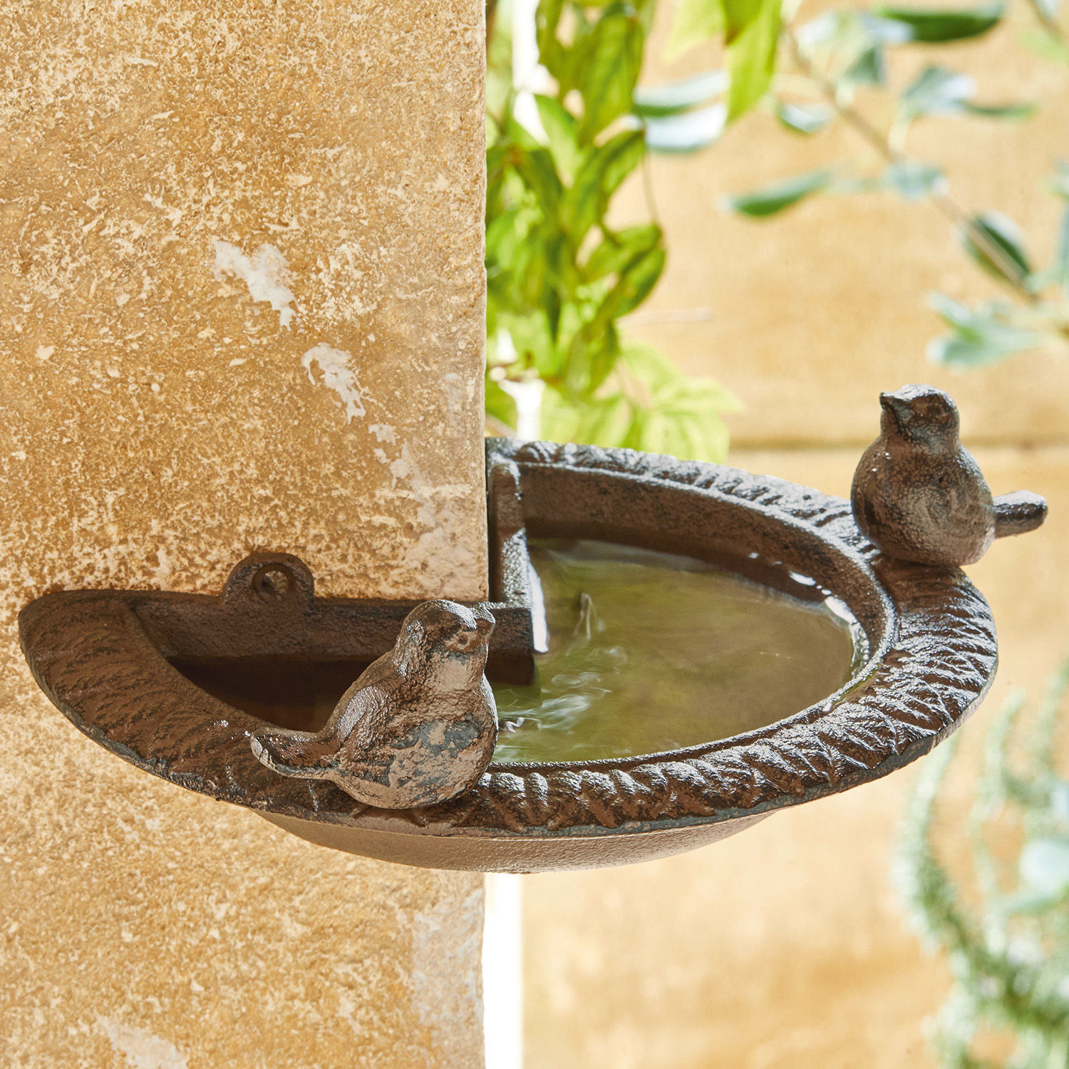 Vogelbadje Laver Bruine gietijzeren wandvogelbad met decoratieve vogels voor tuin