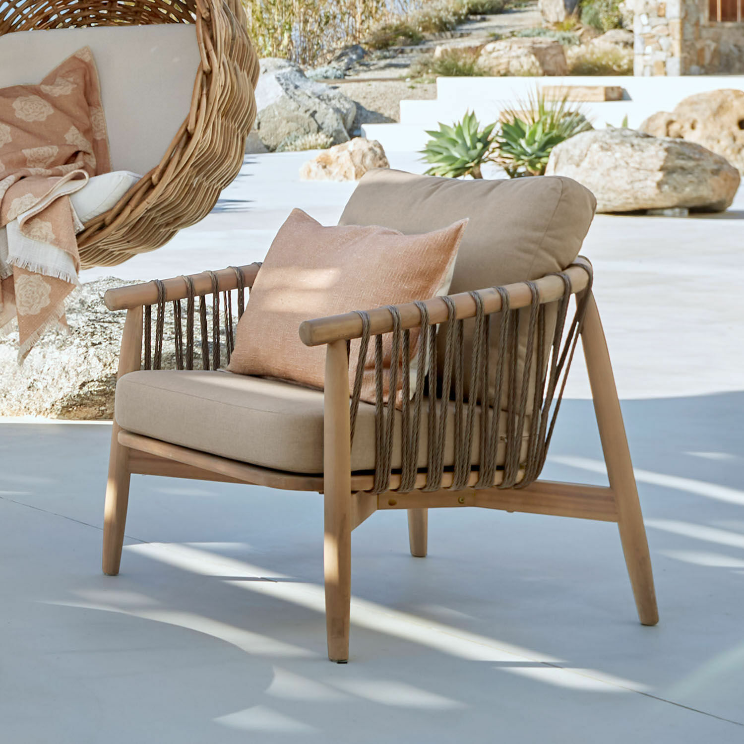 Buitenstoel van hout en touw in beige met kussen, moderne terrasmeubelen