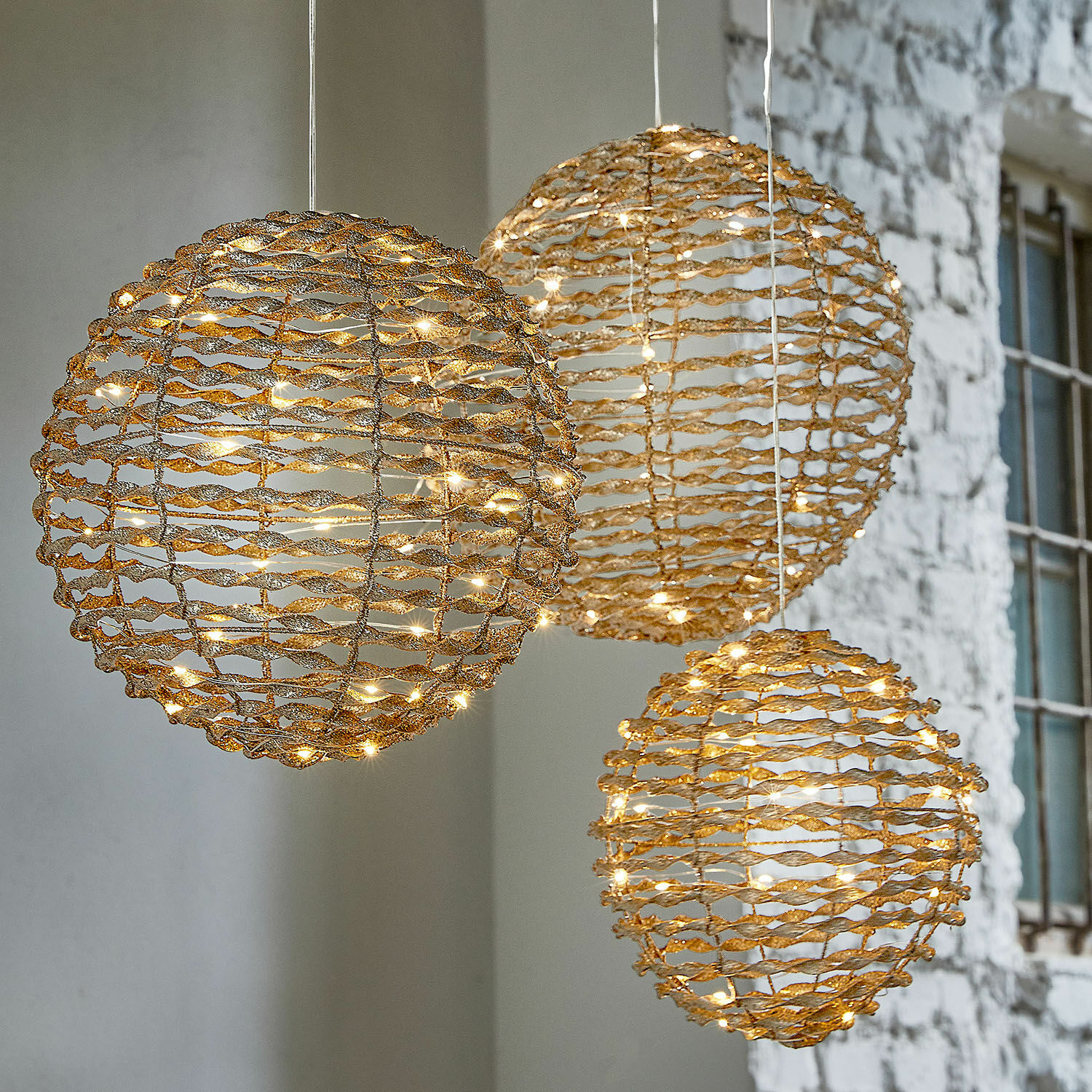 Ledbol set van 3 Thalindra Drie gouden metalen bollen met subtiele LED-verlichting voor interieurdecoratie