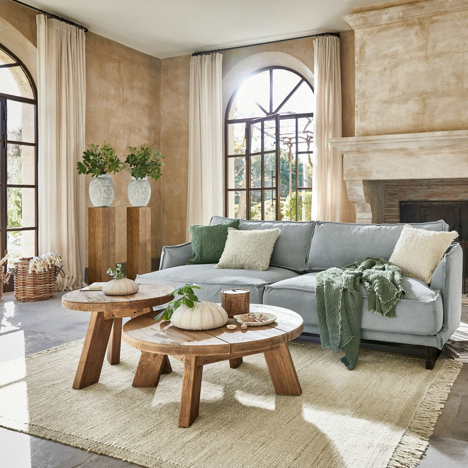 Vloerkleed Placidia Gezellige woonkamer met grijze bank, houten salontafels en lichte natuurlijke vloerkleed