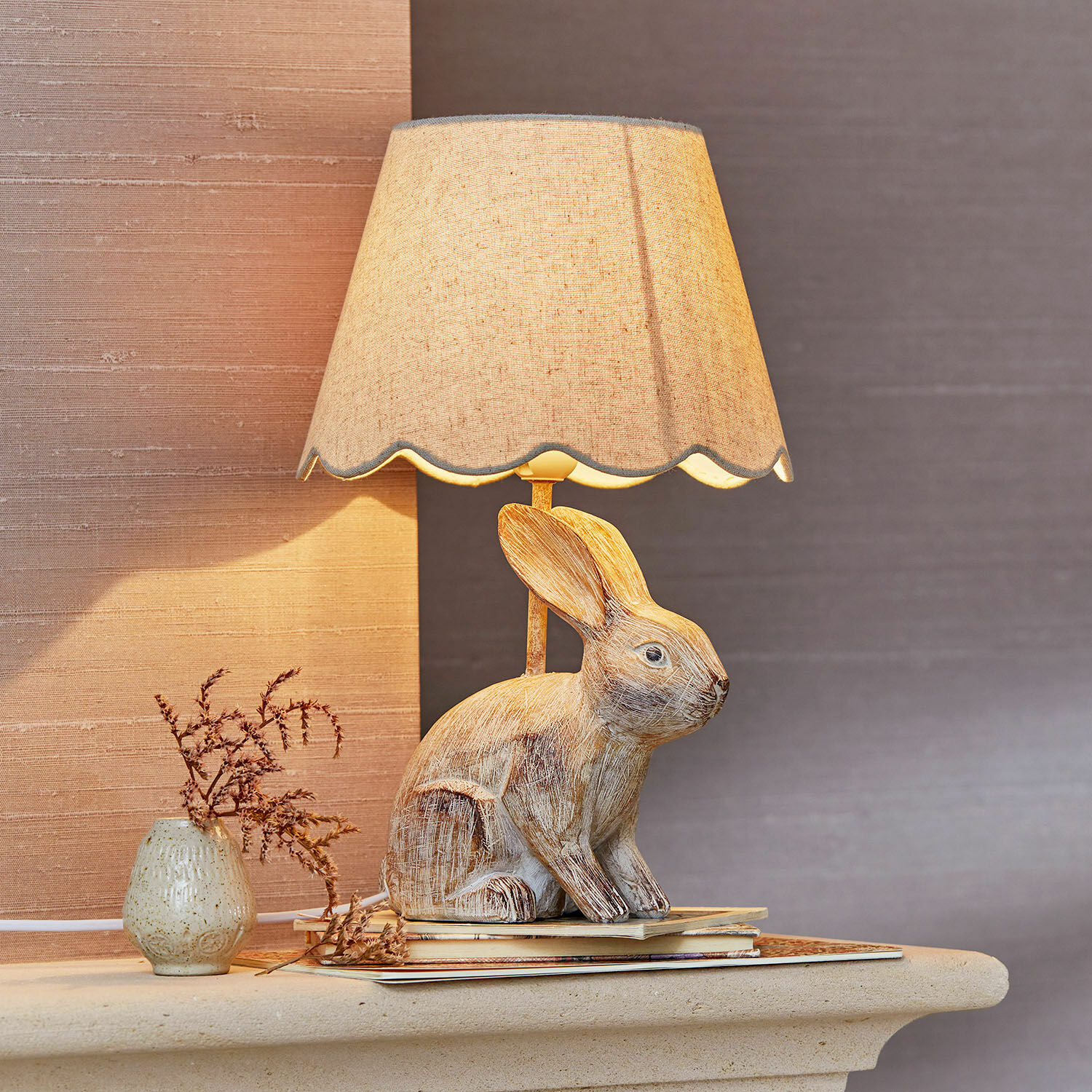 Tafellamp Ryen Tafellamp met beige kap en houten konijnenvoet, sfeervolle woondecoratie