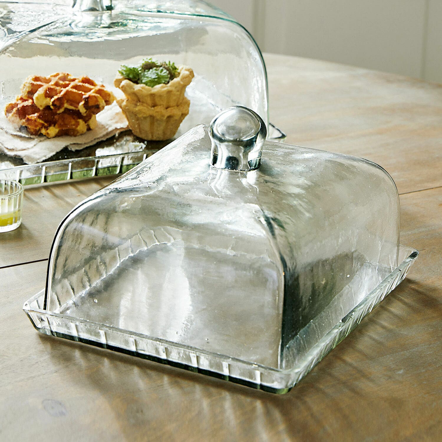Cloche en verre avec plateau Termes Cloche en verre transparent avec plateau carré pour servir gâteaux et amuse-bouches