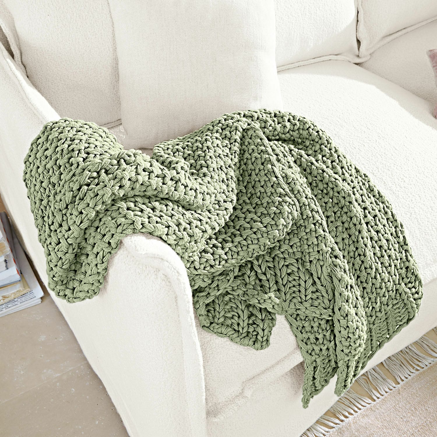 Plaid Plixoren Plaid vert tricoté épais posé sur un canapé blanc, décoration cosy et confortable