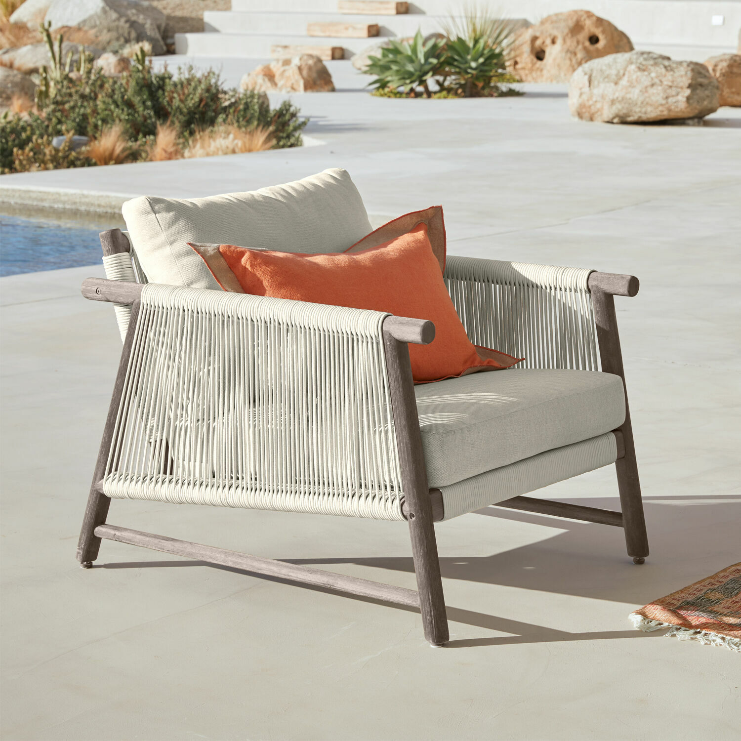 Fauteuil FSC®-100% Clarmontaine Fauteuil d'extérieur en bois et corde beige avec coussin orange, mobilier de terrasse confortable