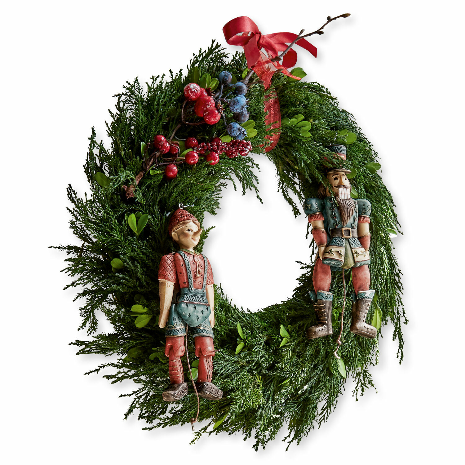 Krans Dahab Kerstkrans van groene takken met rode en blauwe bessen, versierd met houten figuren van notenkraker en jongen