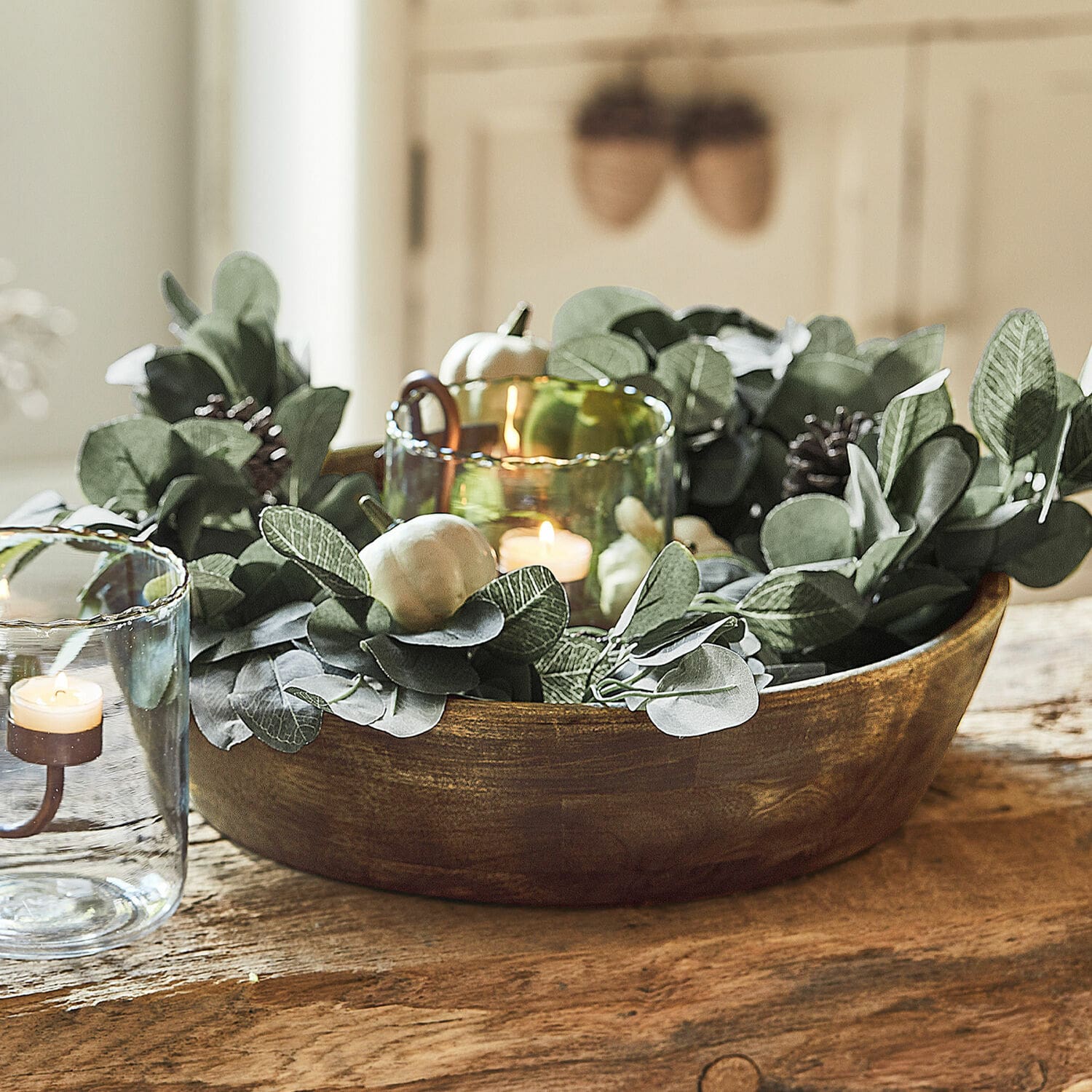 Schaal Crisfield Decoratieve houten schaal met groene bladeren en kaarsen in glazen houders op tafel