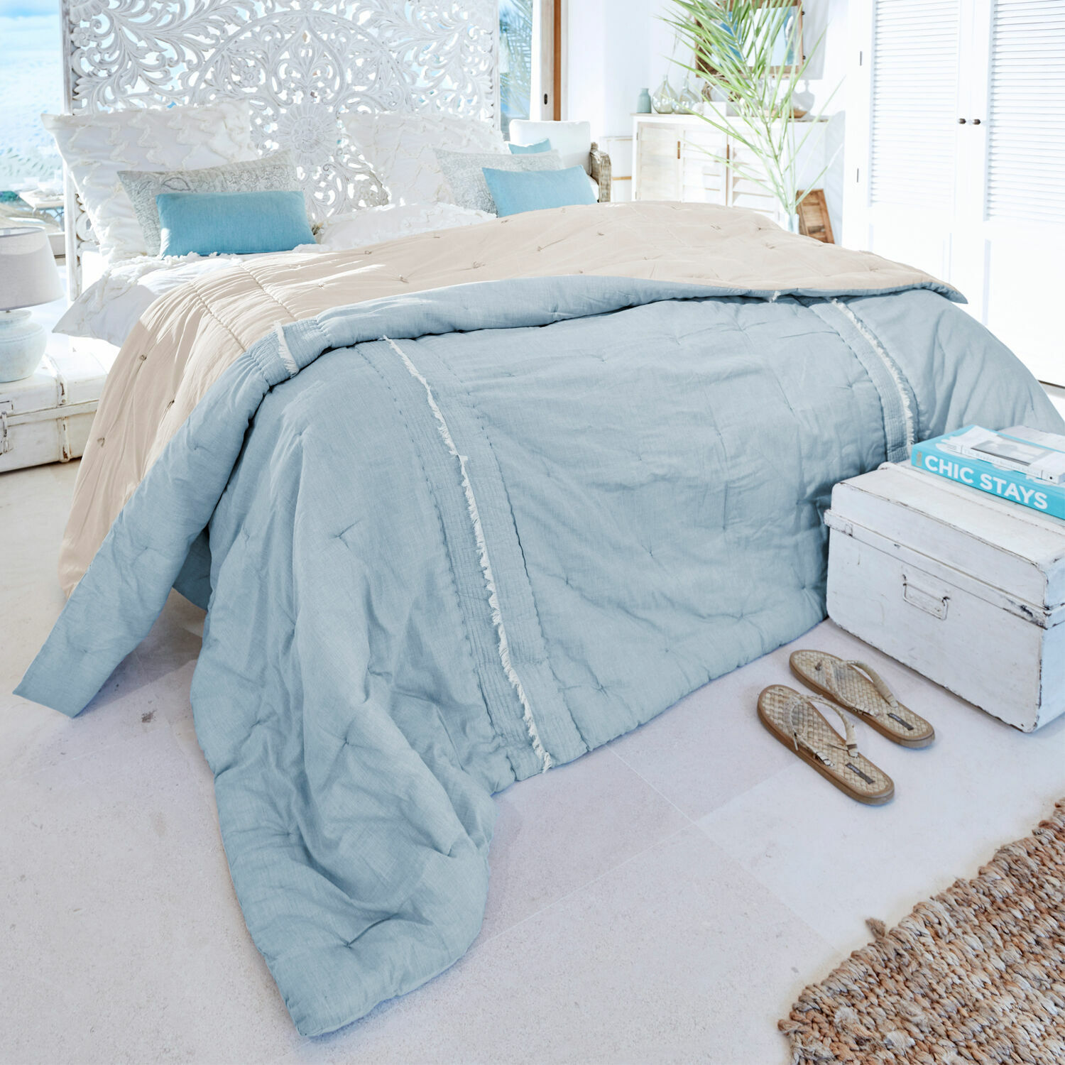 Courtepointe Agnes Couette réversible en coton beige et bleu clair pour une chambre moderne et lumineuse