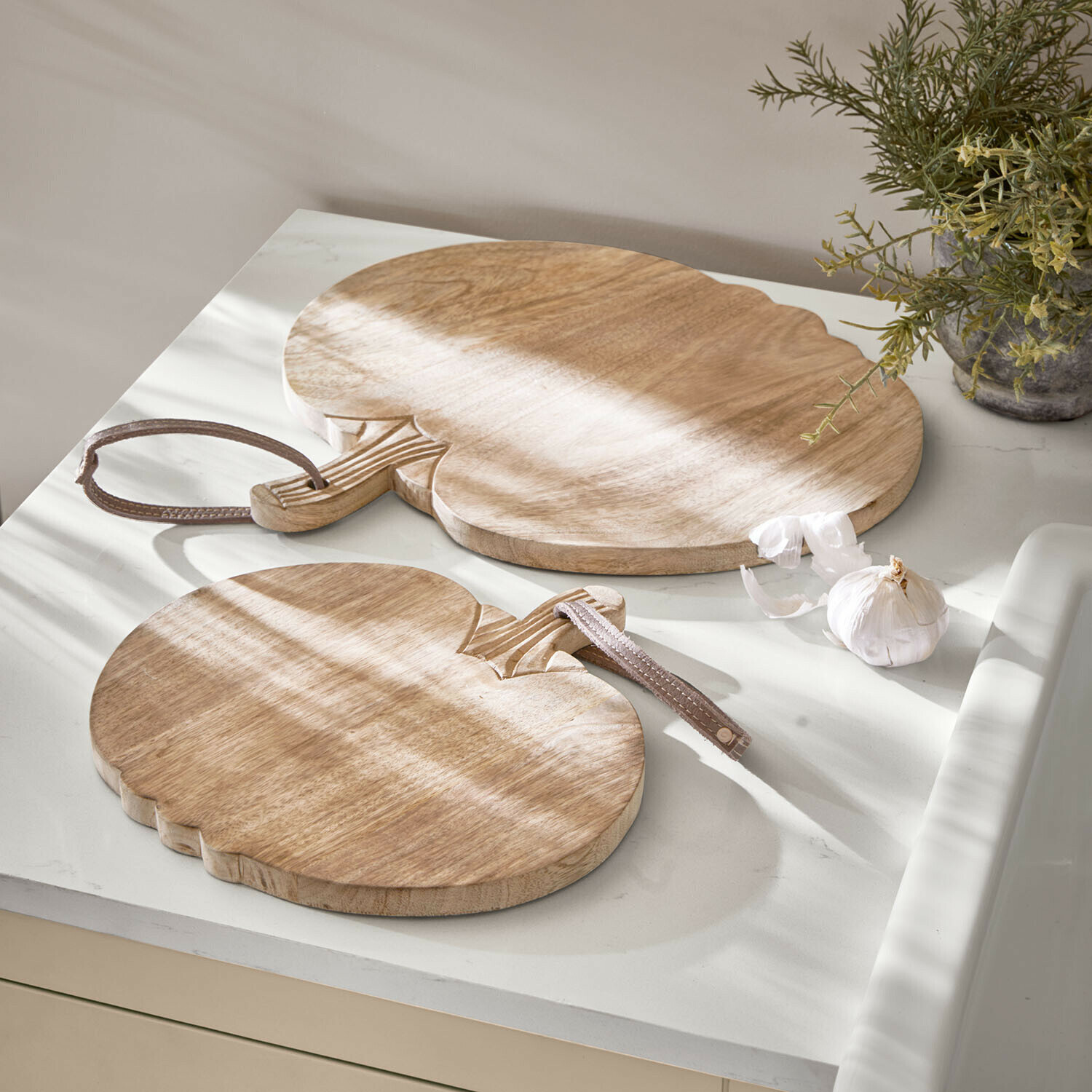 Lot de 2 planches à découper Pavolinos Planches à découper en bois en forme de citrouille avec poignées et boucles en cuir sur un plan de travail