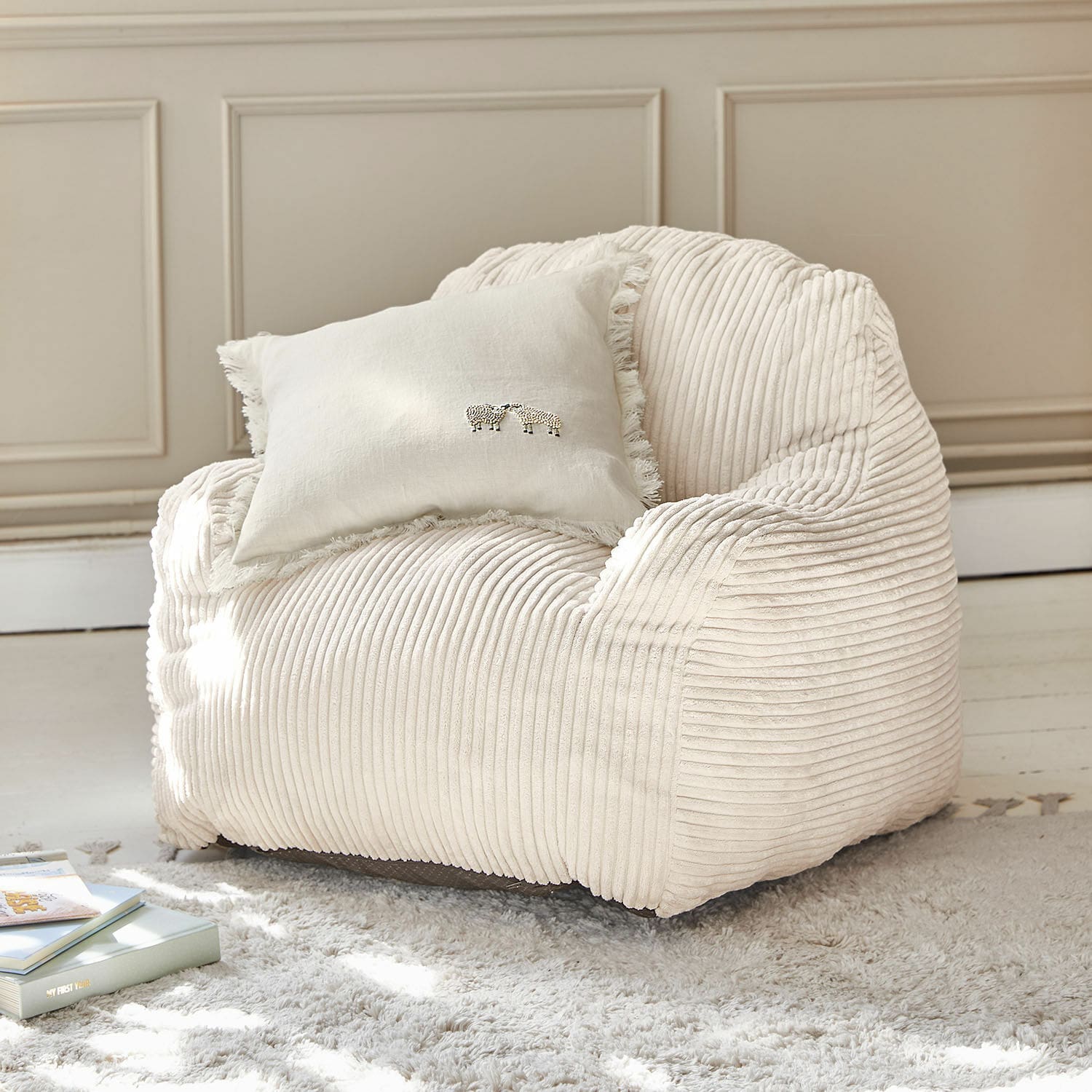 Fauteuil pour enfants Sorvani Fauteuil en velours côtelé beige avec coussin clair à franges et broderie de moutons