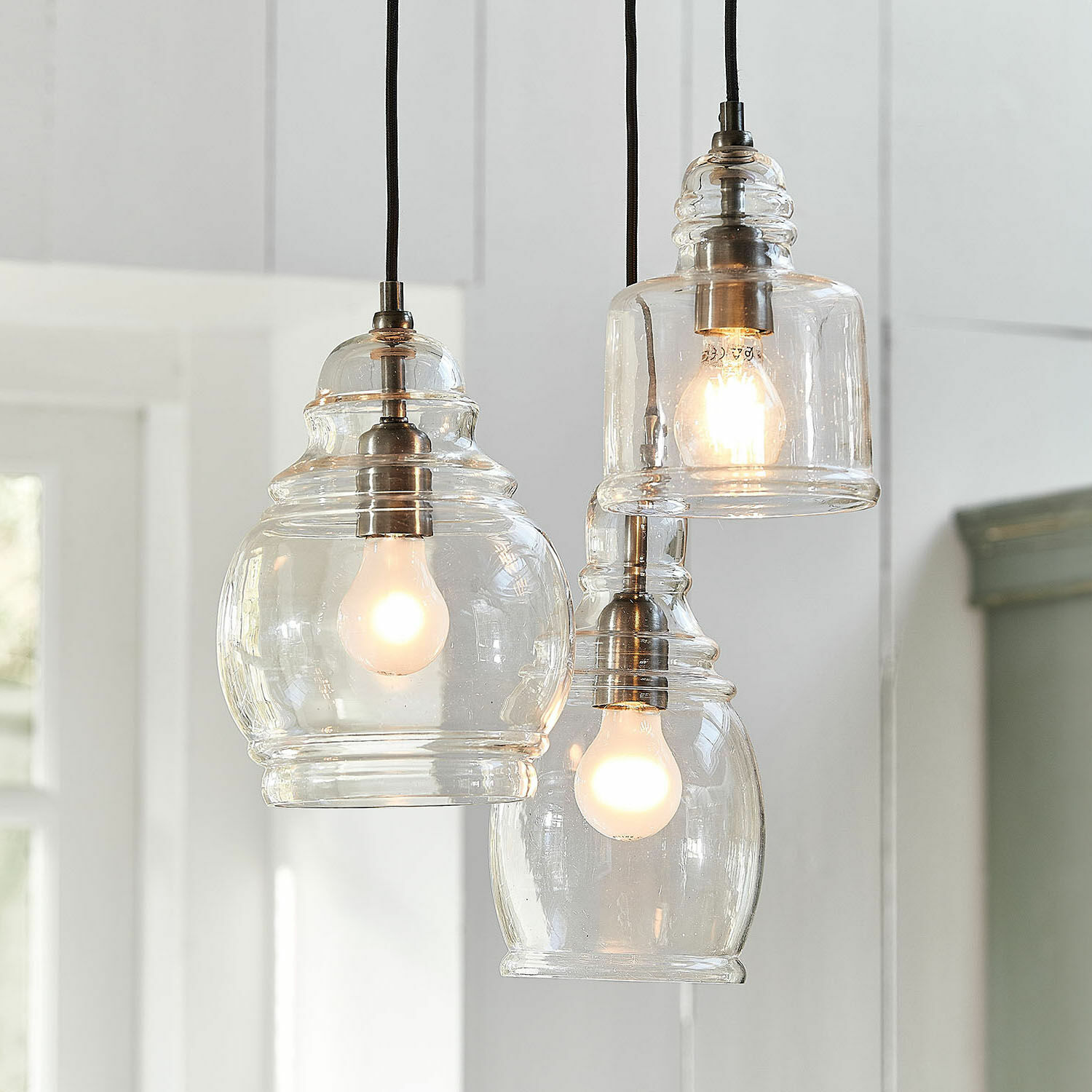 Hanglamp Pont du Clair Set van drie hanglampen van helder glas met metalen fittingen en zwarte snoeren voor binnenverlichting