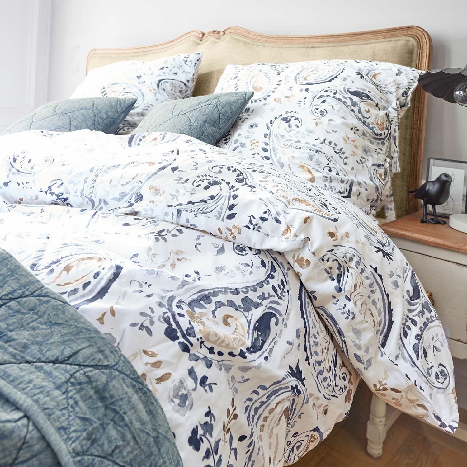 Parure de lit Le Perron Parure de lit en coton blanc à motifs paisley bleus avec coussins et couvre-lit bleu