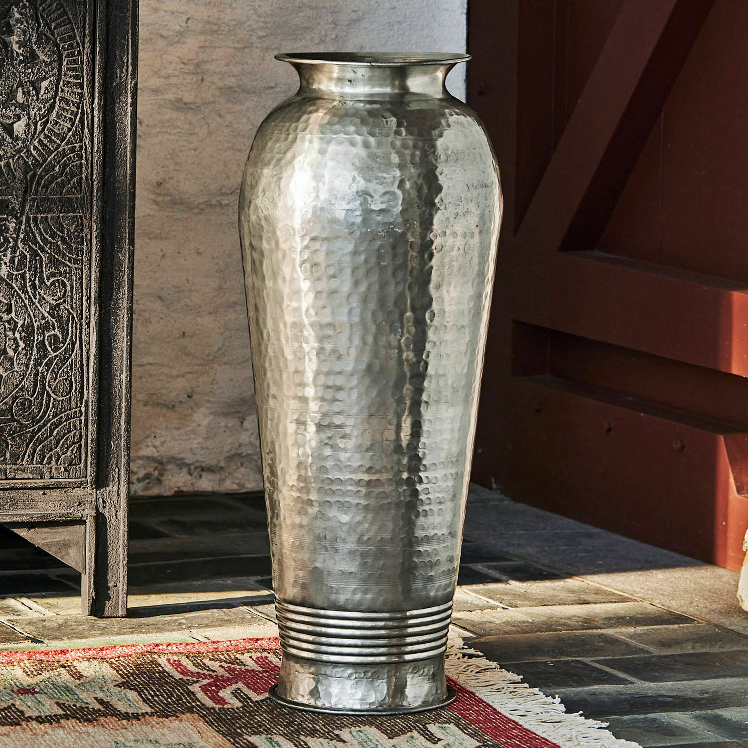 Paraplubak Saba Hoge, gesmede metalen vaas in zilverkleur voor interieurdecoratie, decoratieve metalen vaas