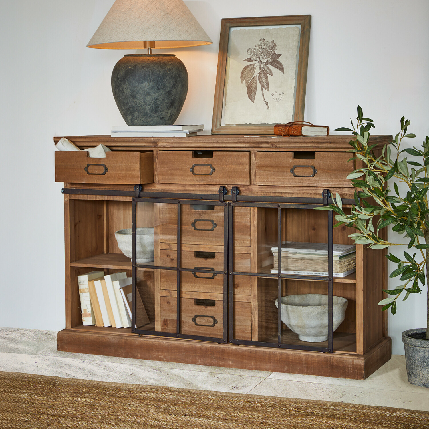 Sideboard Finegand Houten dressoir met lades en glazen deuren, gedecoreerd met lamp en plant, rustieke stijl