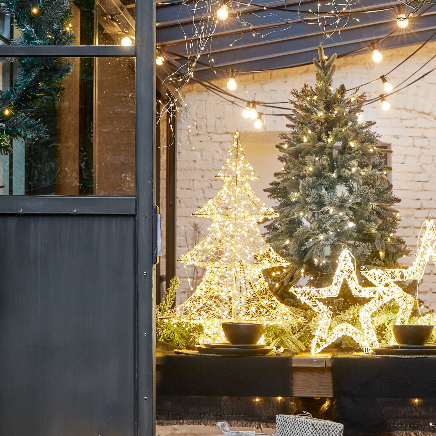 Sapin de Noël à LED Vivetelle Décorations de Noël LED en forme d'arbre et d'étoile sur table en bois avec branches vertes