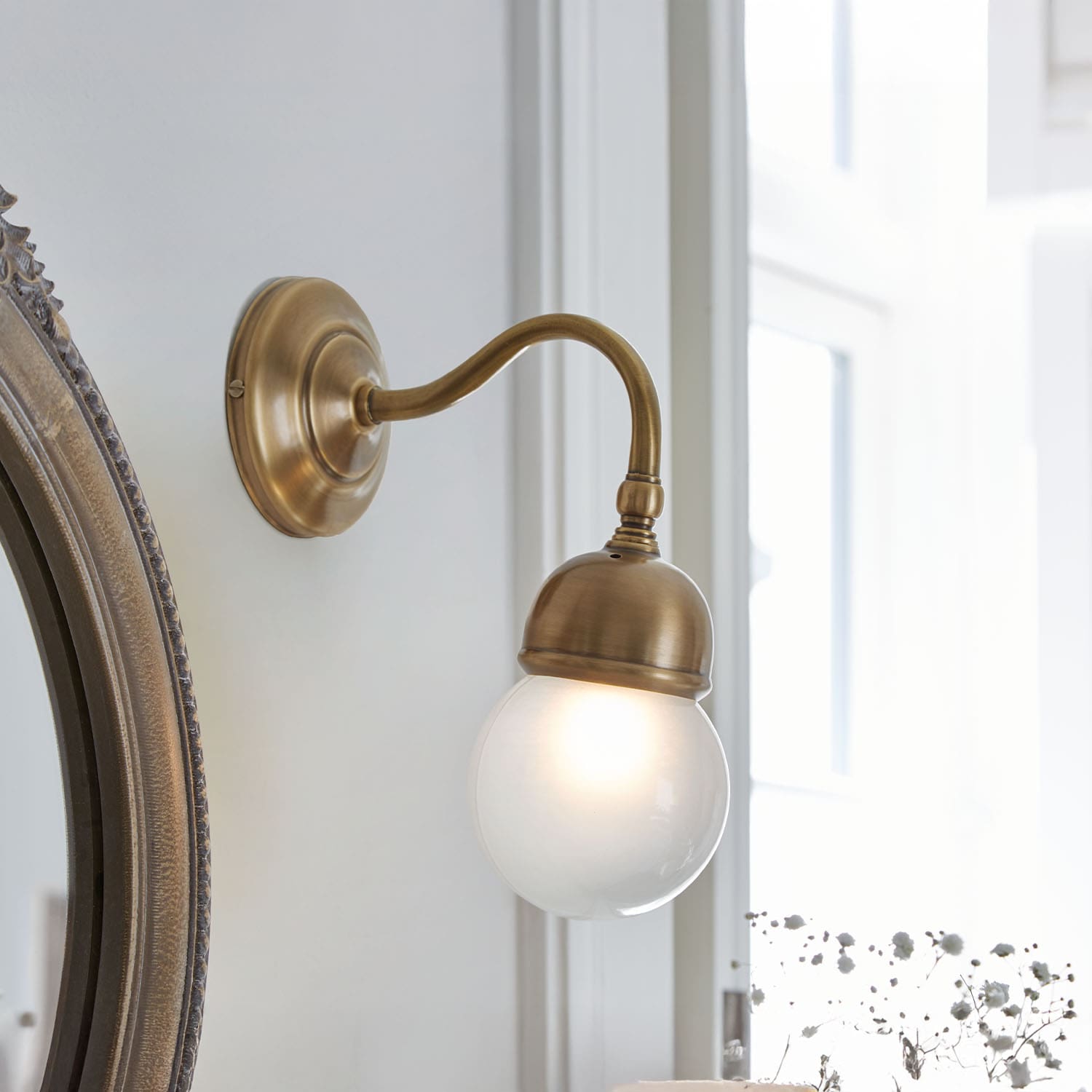 Wandlamp van messing met mat glazen bol, klassieke verlichting voor woonkamer of badkamer