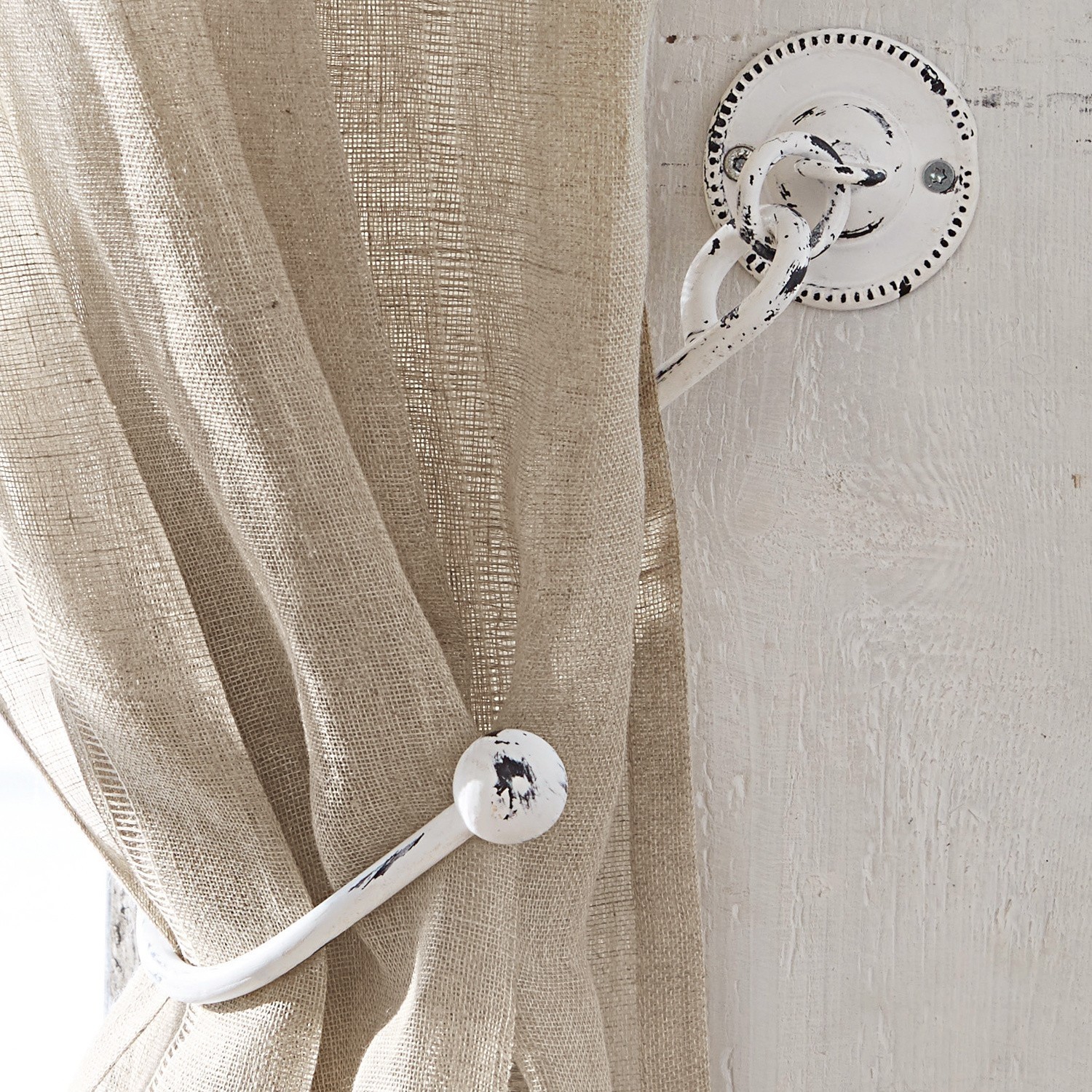 Embrasse set van 2 Lille Witte metalen gordijnhouder met verouderde look aan beige linnen stof, raamdecoratie