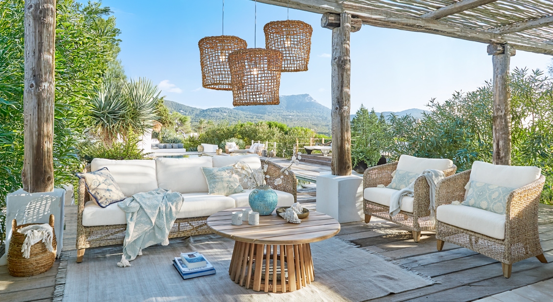 Ensemble de mobilier de jardin en rotin naturel avec coussins blancs et table basse en bois clair