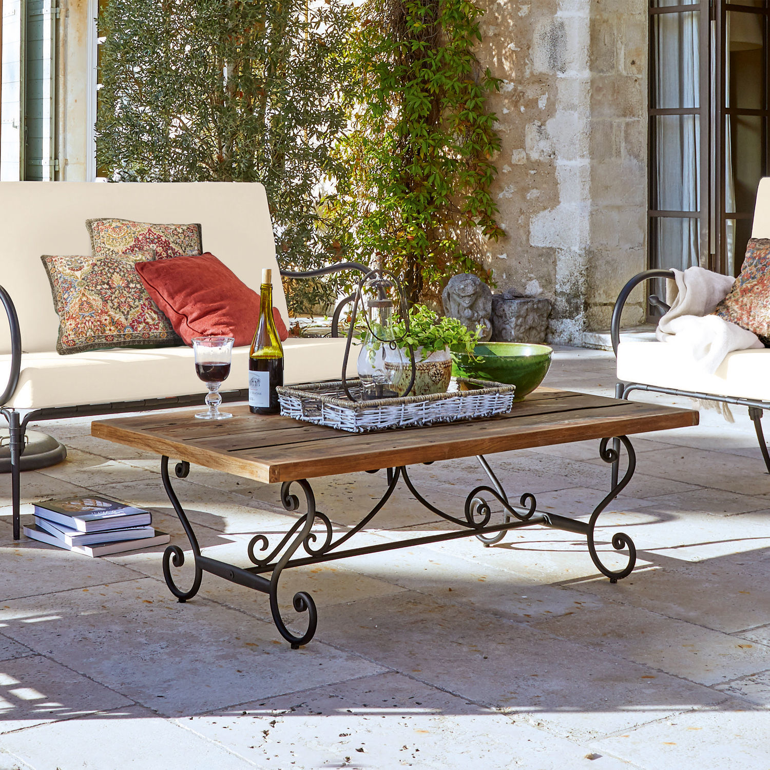 Table Fontaneda Table basse avec plateau en bois et pieds en métal style vintage sur terrasse ensoleillée