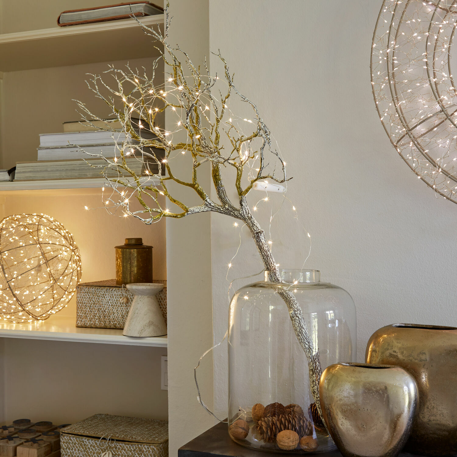 Siertwijg Orélie Decoratieve tak met LED-lichtjes in een doorzichtige glazen vaas met noten en dennenappels