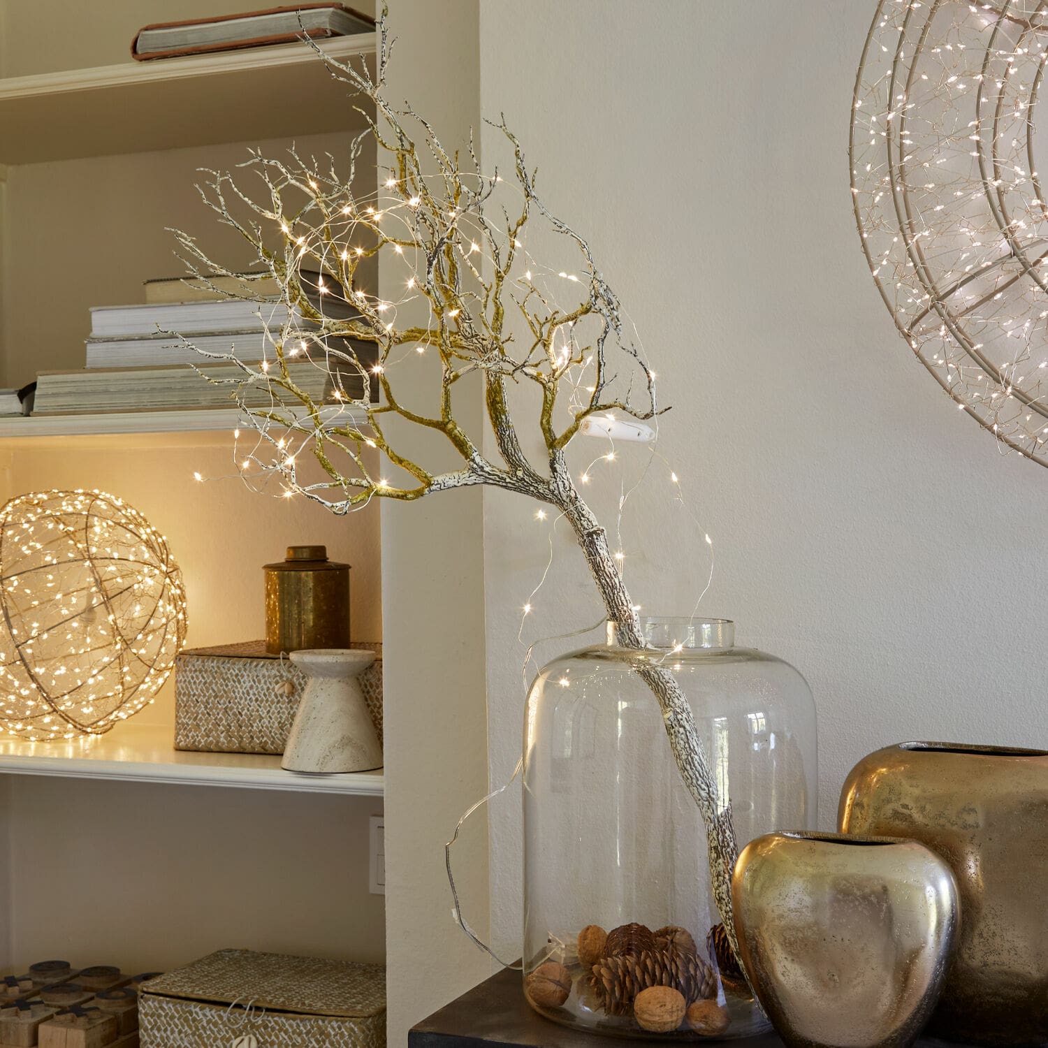 Siertwijg Orélie Decoratieve tak met LED-lichtjes in een doorzichtige glazen vaas met noten en dennenappels
