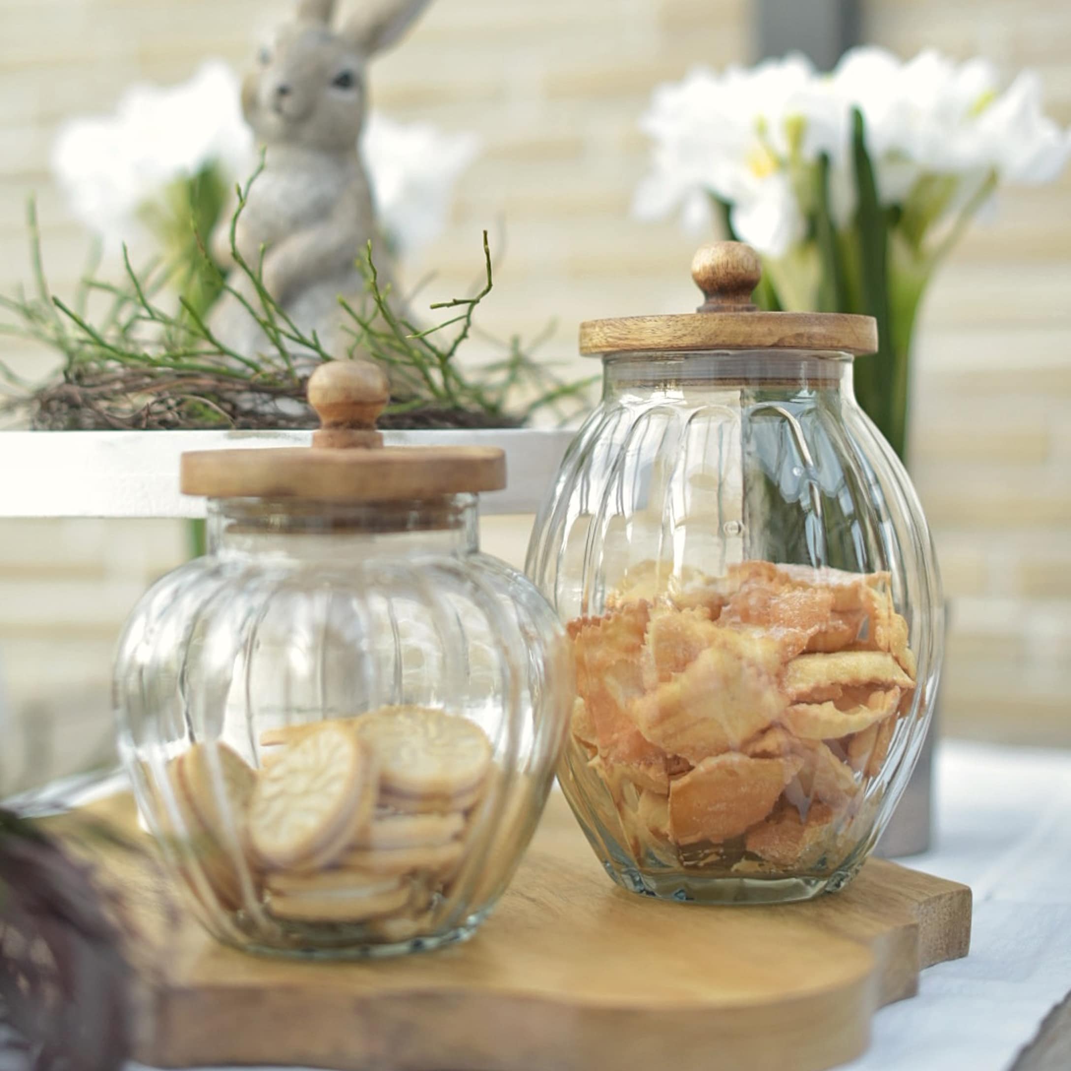 Bocaux en verre avec couvercles en bois remplis de biscuits, décoration naturelle de Pâques